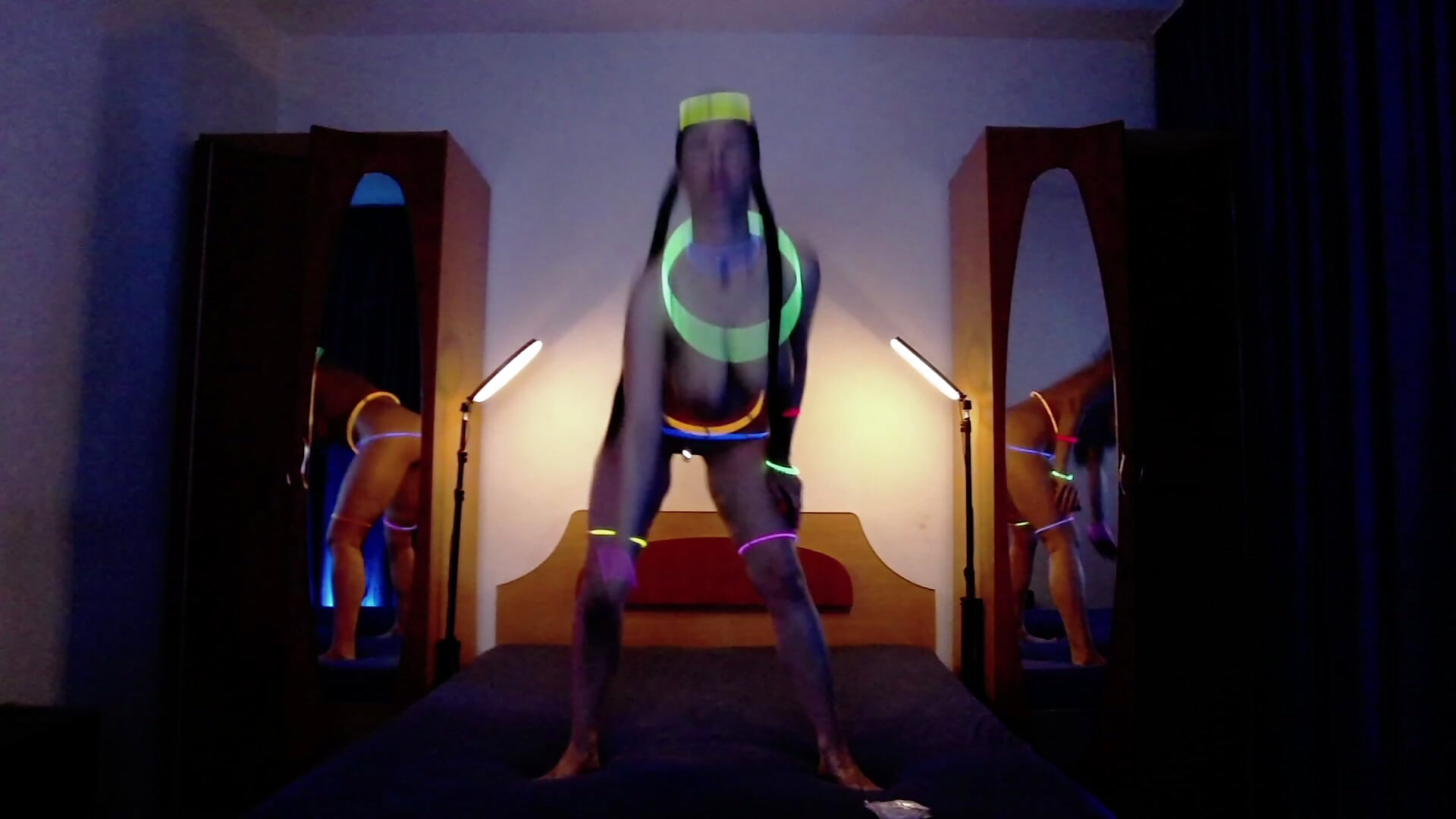 NEON PARTY 1 - video oleh Within__Temptation kamera model