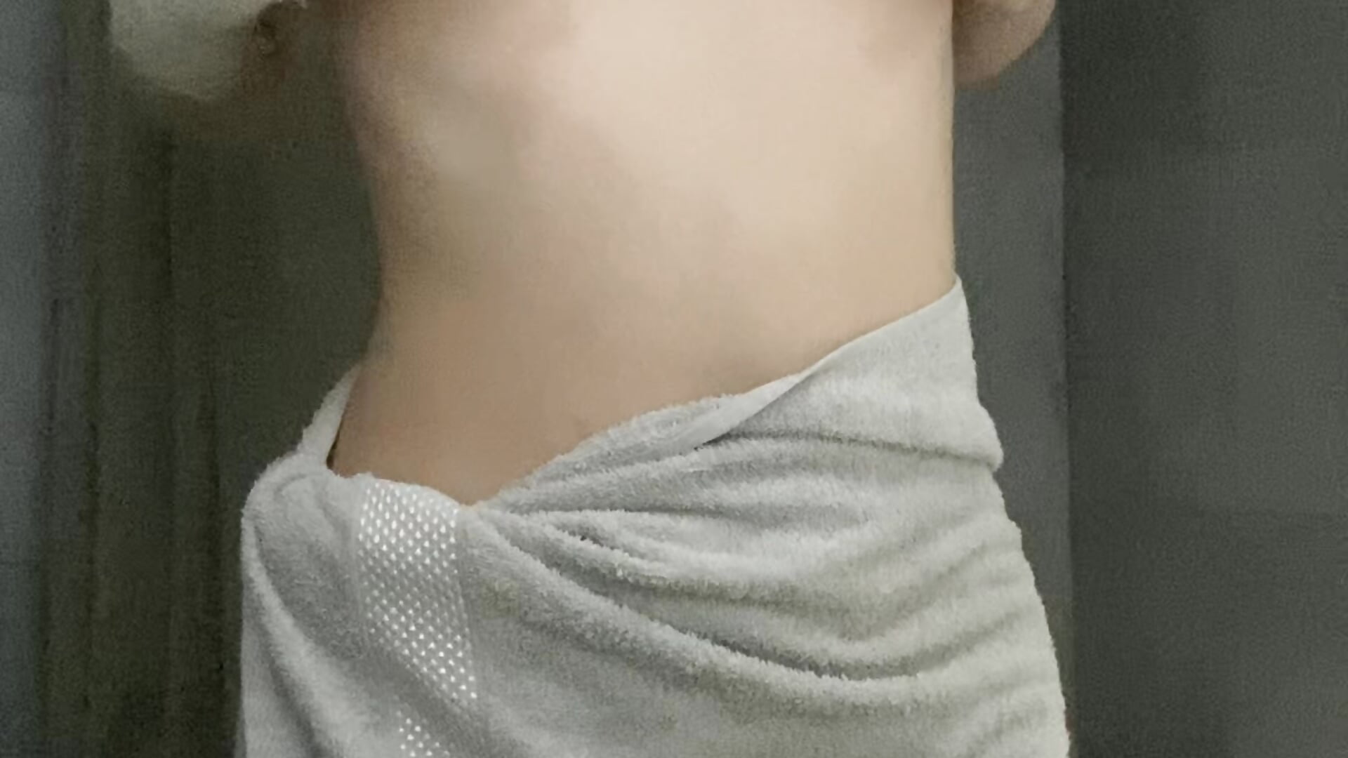 HOT TOPLESS AFTER A SHOWER