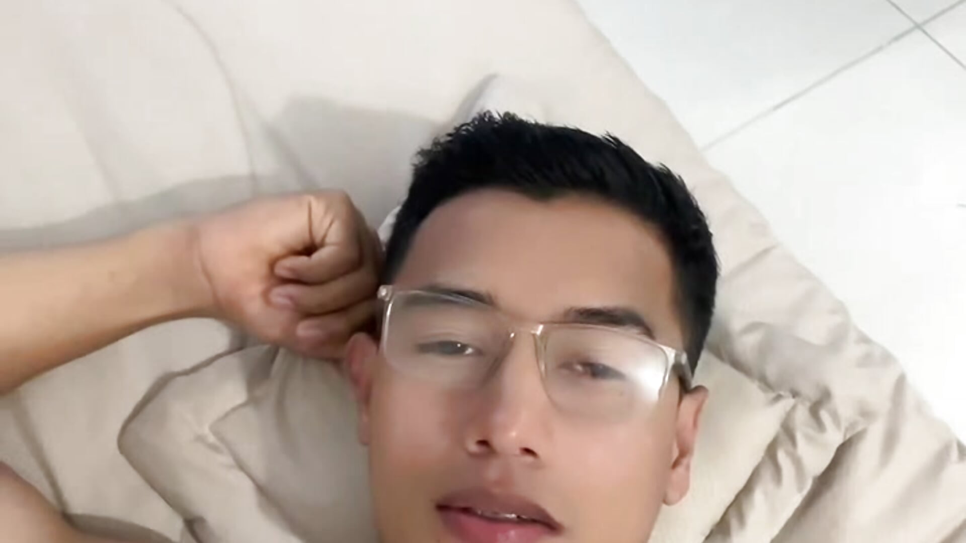 a little sensual - vidéo du modèle de showcams Yeicolevit