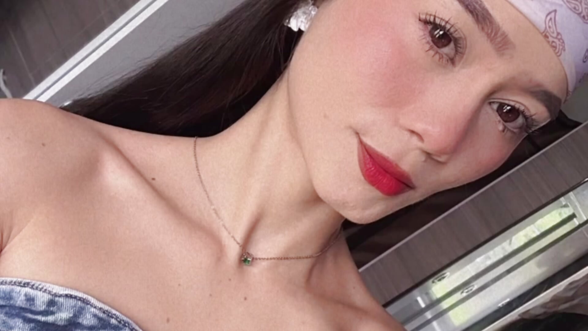 00092CC9-72E8-43C3-AA65-EEBD88F93B3F - วิดีโอโดย MollyCraft โมเดลแคม