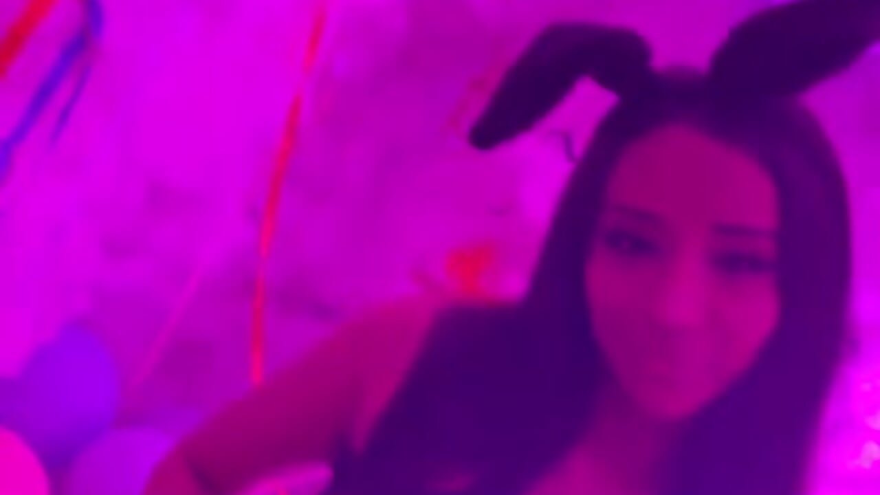 Let me eat that carrot lol ✨😈🖤 - video av camille1310 cam-modell