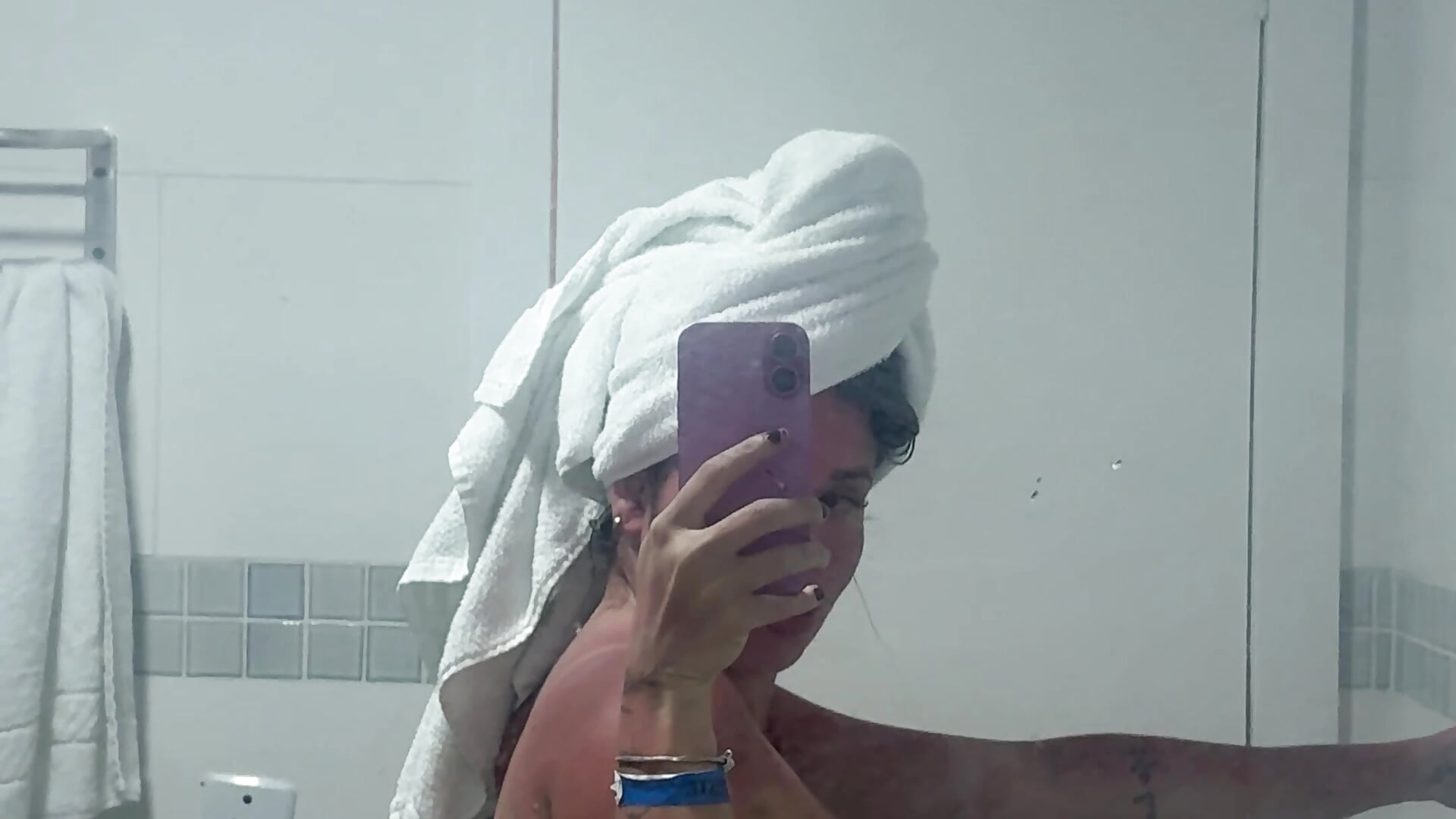 Toda vermelha igual um camarão meu bumbum 🥵🦐 - vídeo de la modelo de cam Rafaellaz