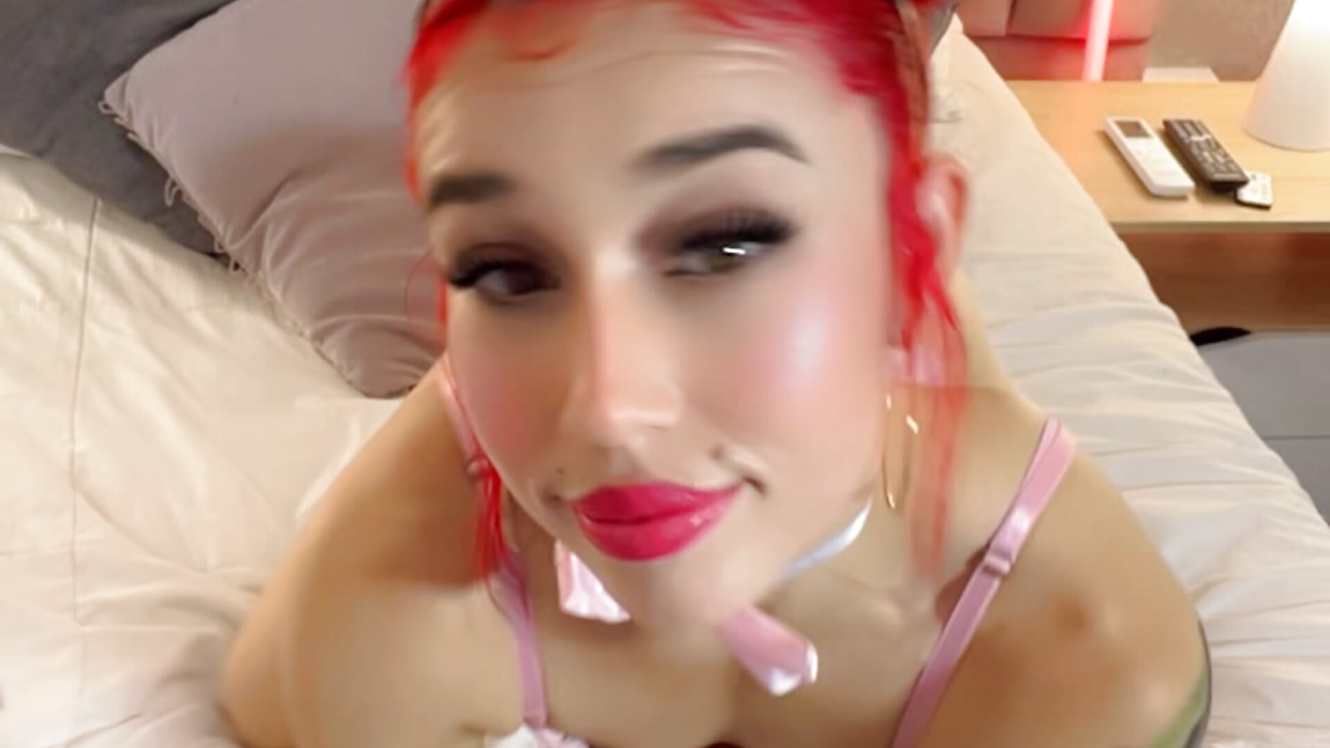 Lips full of desire - video by AbellaFox_ cam model