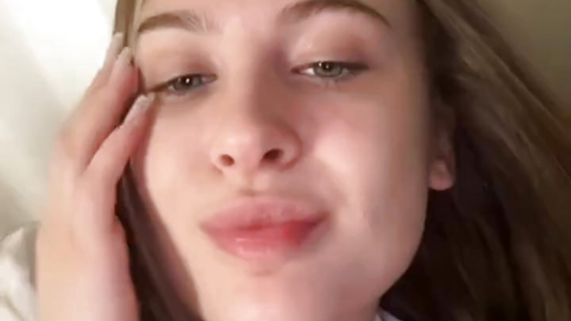 VID_20250516_084117_630 (online-video-cutter.com).mp4 - video di QuennaCoote modella di cam