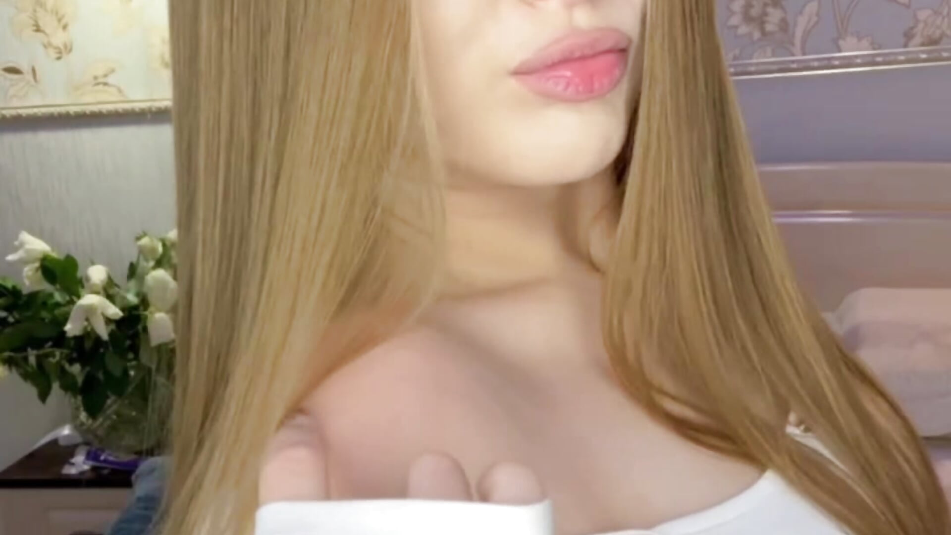 Stars in the silk of the night – video modela na kameri QuennaCoote