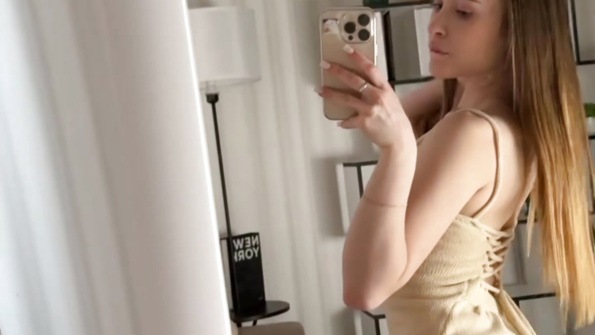 Soft buns sometimes tastier than a hard baguette - video di QuennaCoote modella di cam