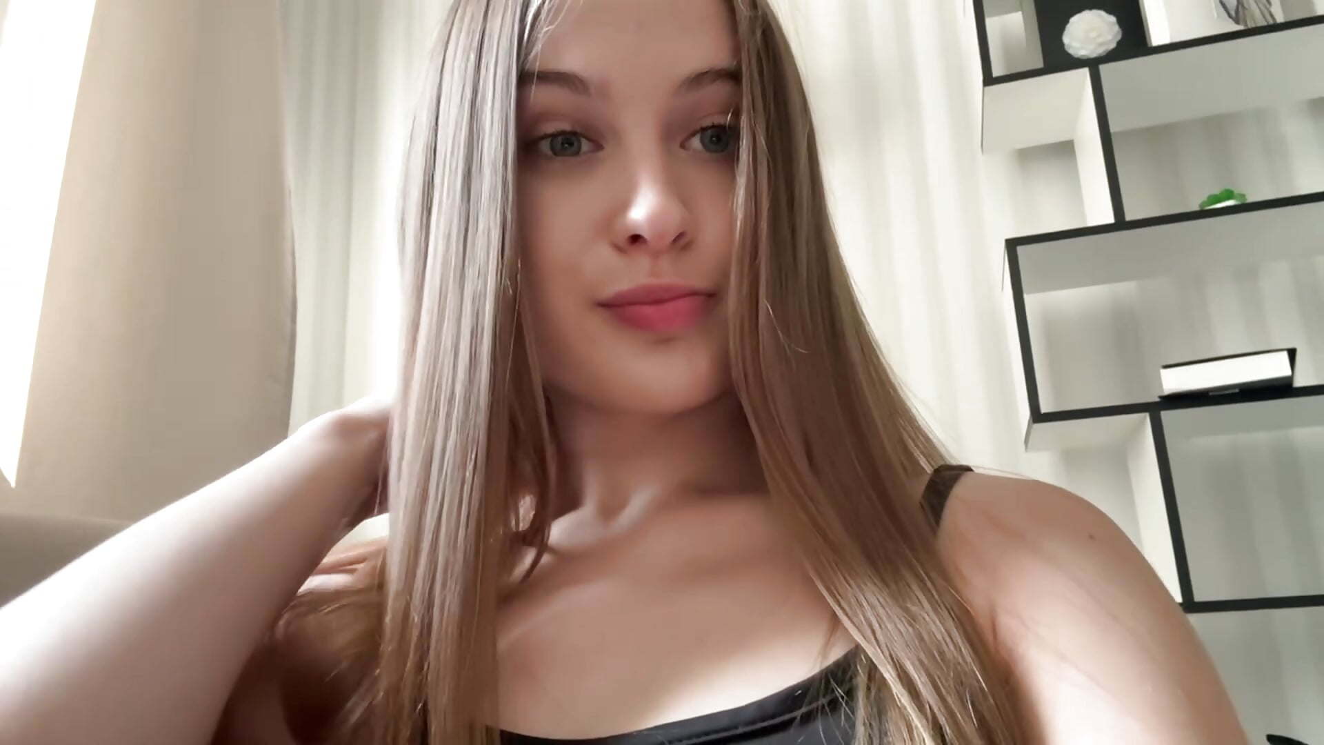 Some things are better left unseen 🤫💋 - video di QuennaCoote modella di cam