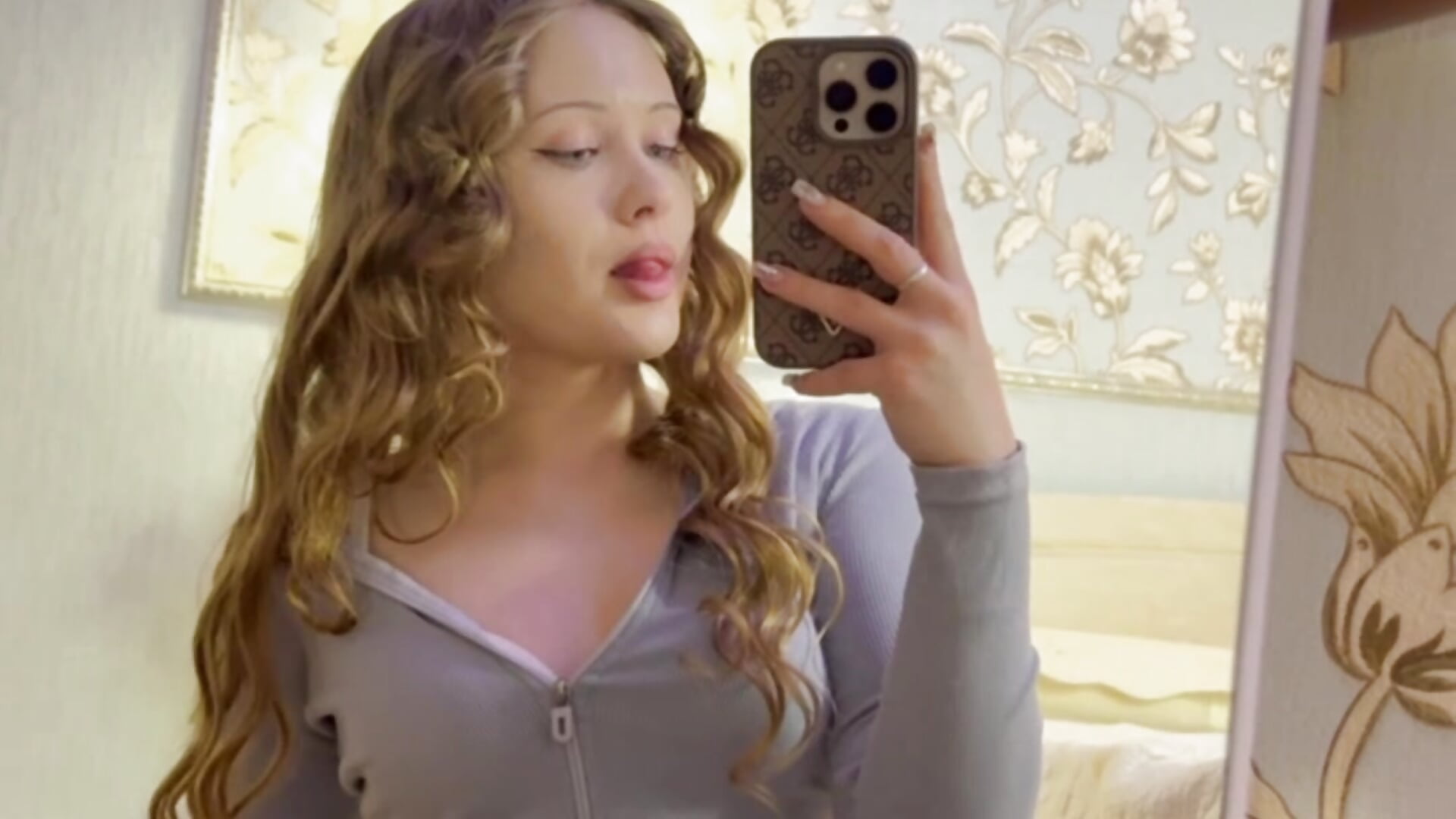 Tenderness in the whisper of the evening – video modela na kameri QuennaCoote