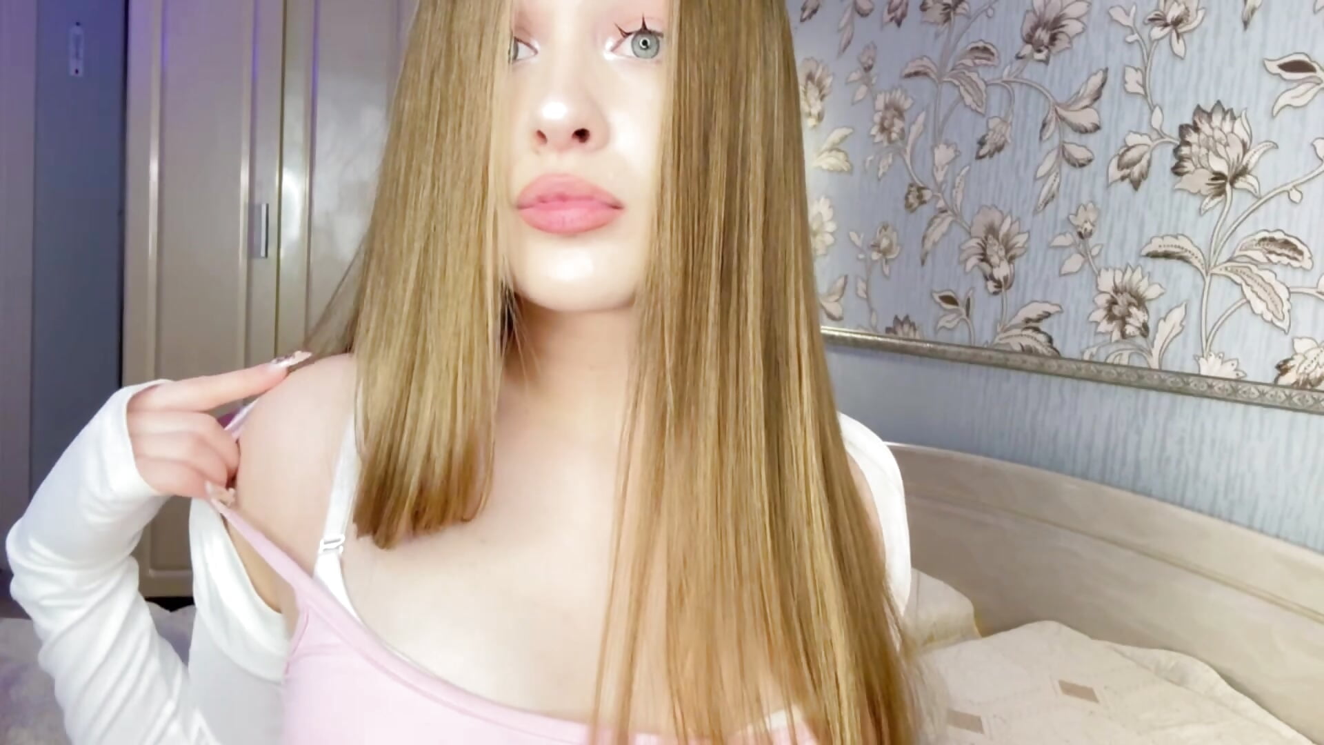 A tender, rosy gaze – video modela na kameri QuennaCoote