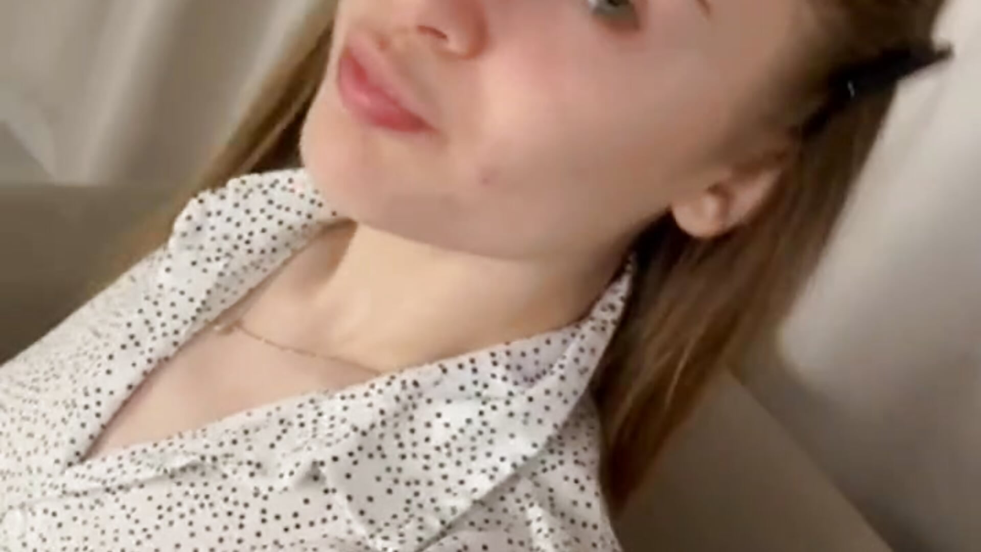 look at the skirt I'm wearing and what's underneath... - video di QuennaCoote modella di cam