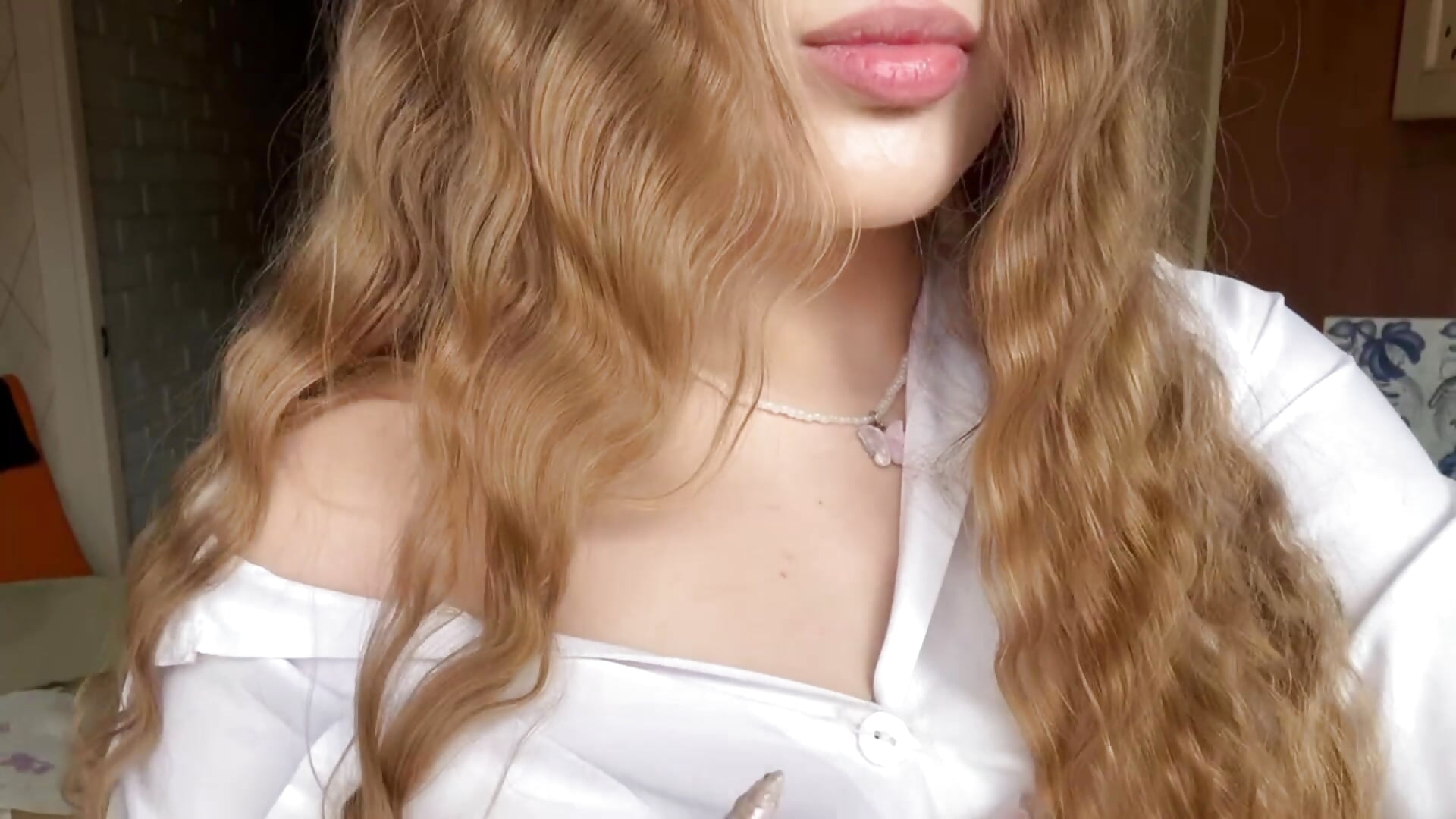 A butterfly in the spotlight – video modela na kameri QuennaCoote