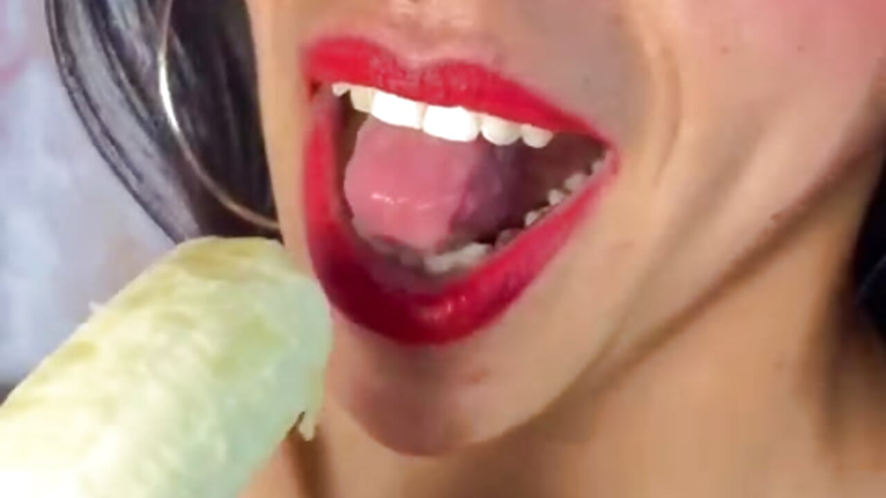 The fruit generates lust and naughty thoughts in me 🍌🍌 - vídeo de aitana_garcia_ modelo de câmara