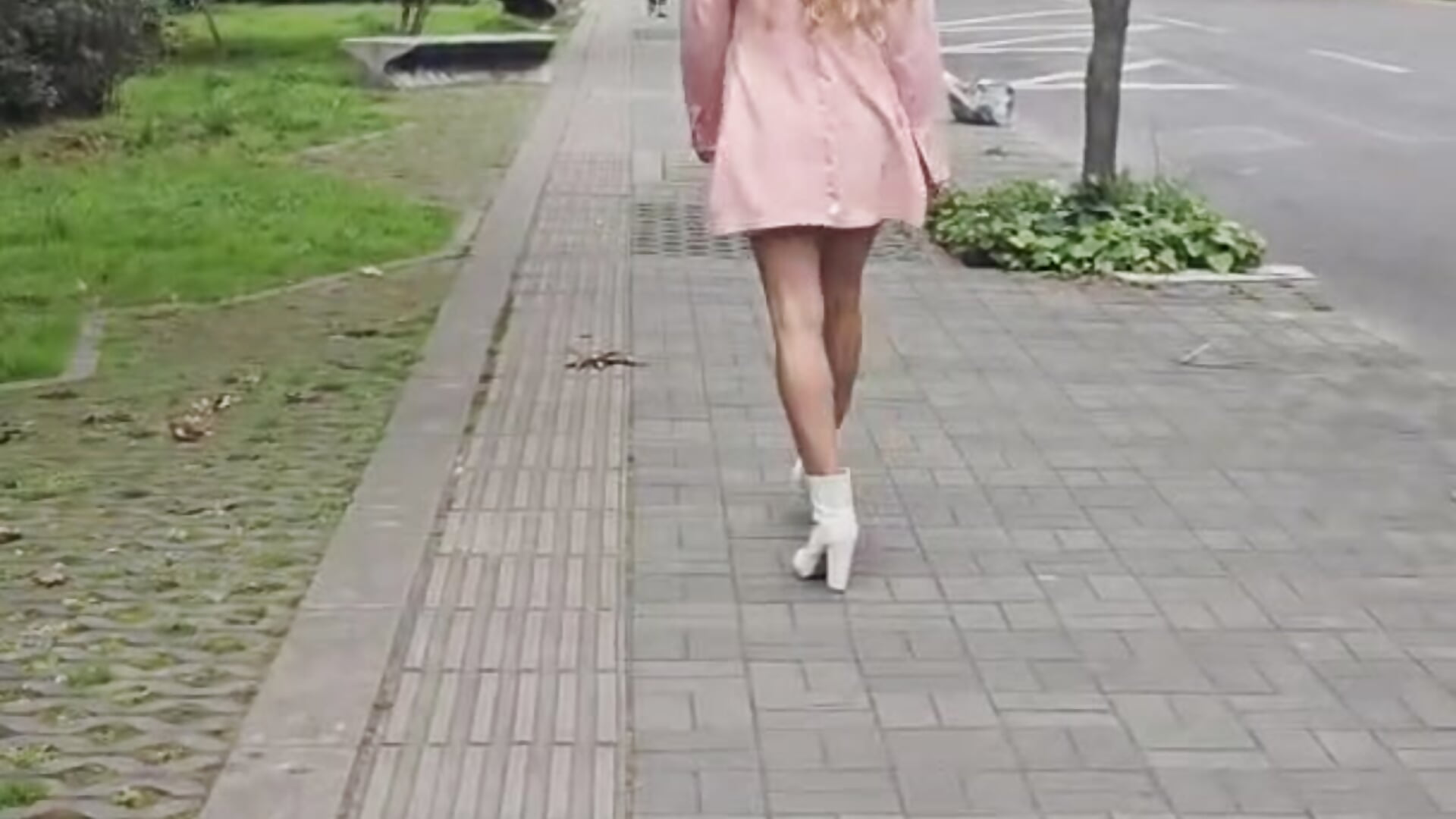 How nice it is to walk 🚶🏻‍♂️‍➡️🍃😍 - video by EmmyCortez cam model