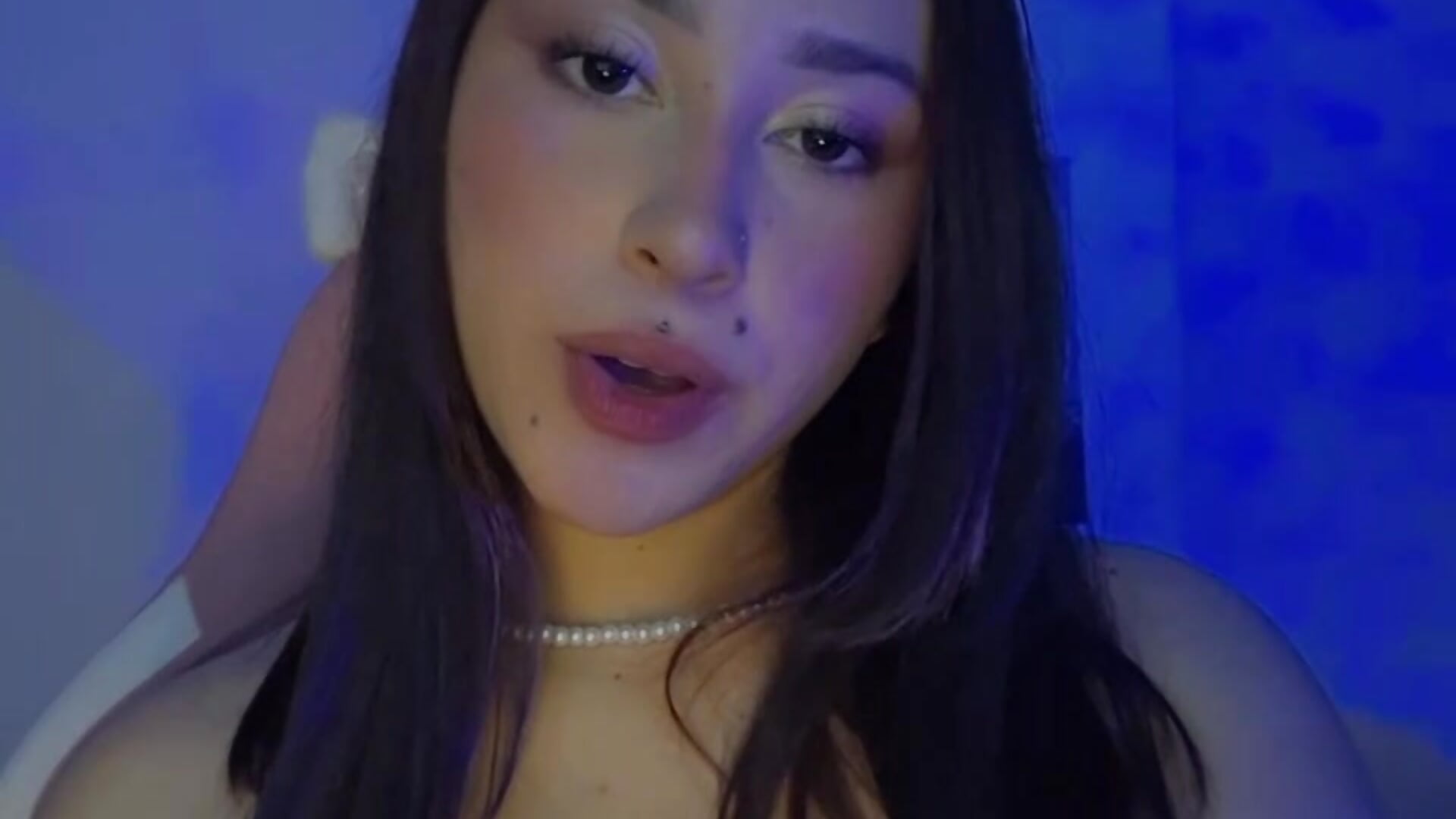 "Estoy esperando que un buen chico me enamore… si se atreve." - video by ammy_e cam model