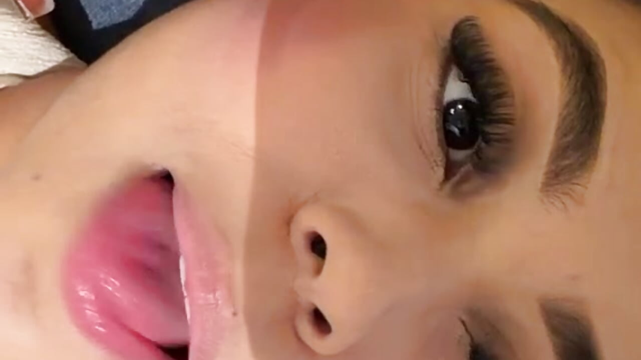 Sweet face🫣 - vid éo du modèle de showcams Lucia_Brown_