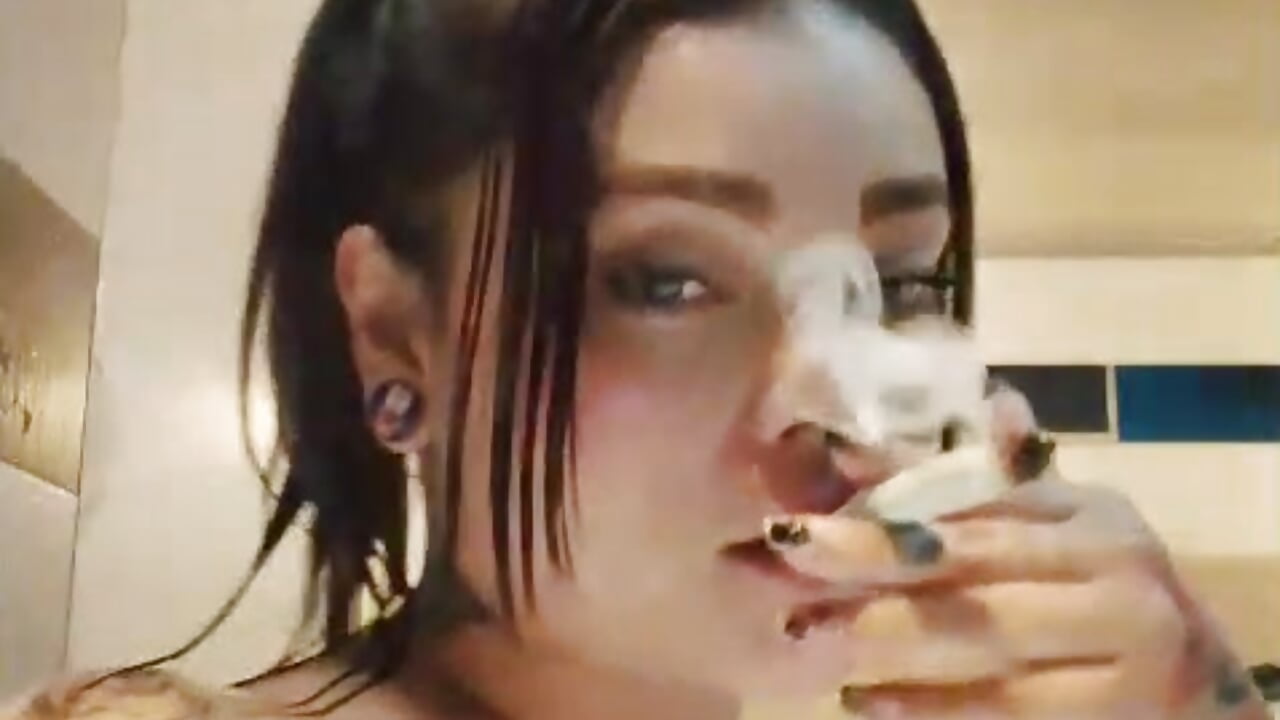 sexy smoke - video by Chloe_Killua cam model