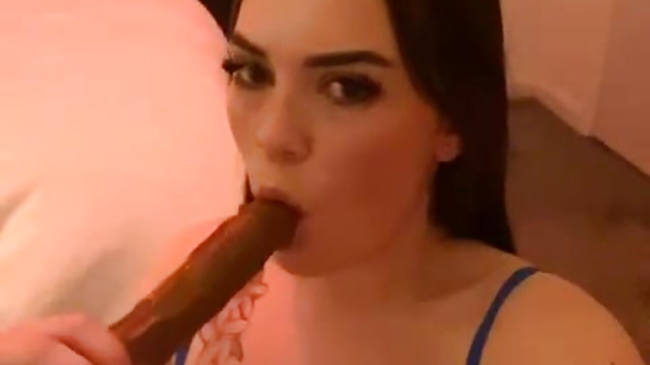 Me sucking my dildo😮‍💨