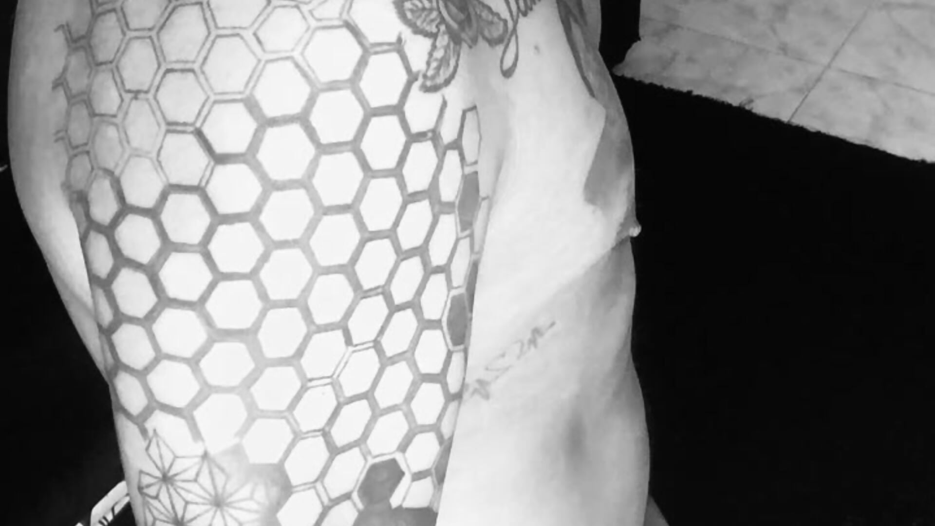 The symmetry in my skin reflects the order in my mind.❤️‍🔥❤️‍🔥－カメラキャストのSaipuer31の動画