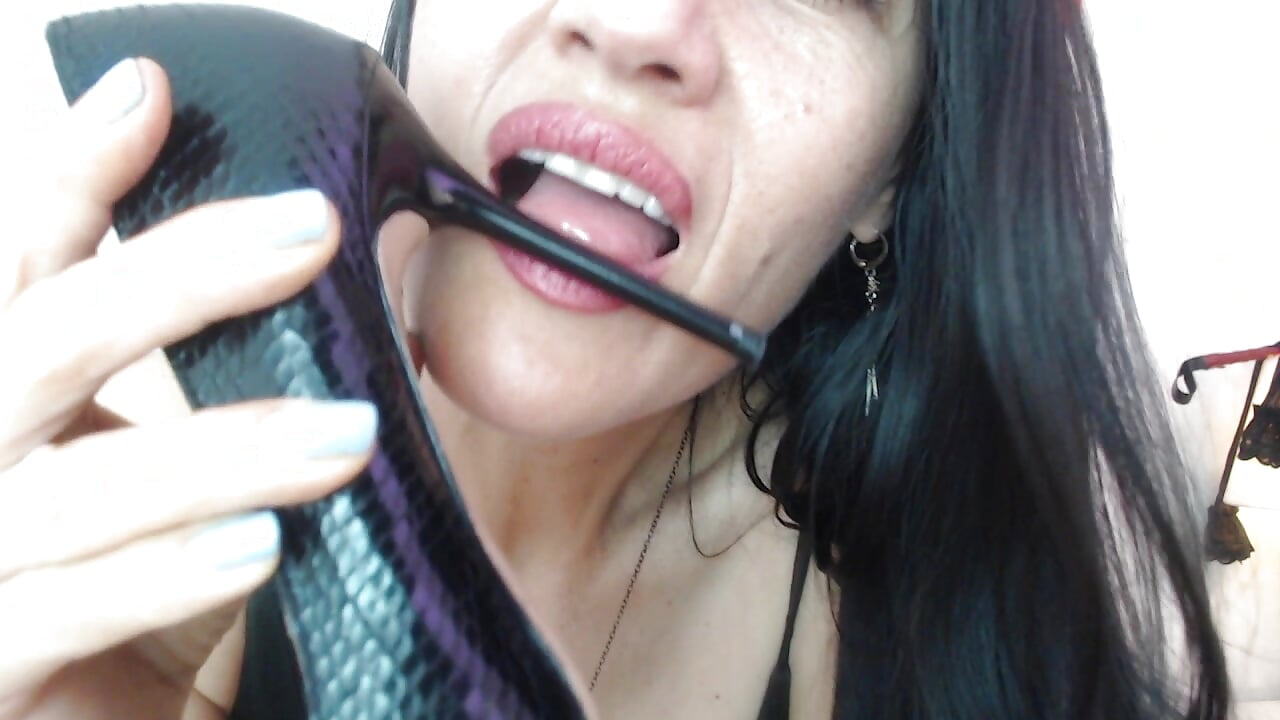 Playing with heels – video od webkamerové modelky Mia_Mott