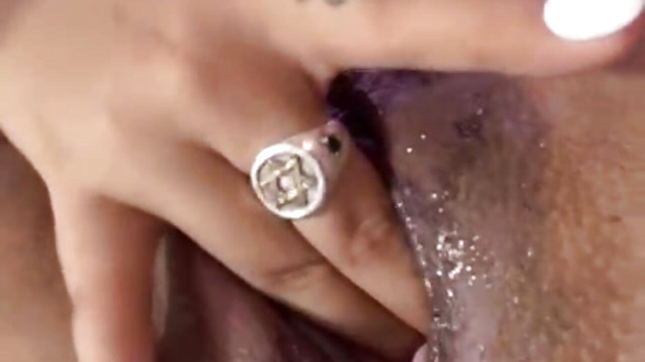 Look how my fingers enter my delicious pussy 🔥🌸 – video od webkamerové modelky Emily_Black1