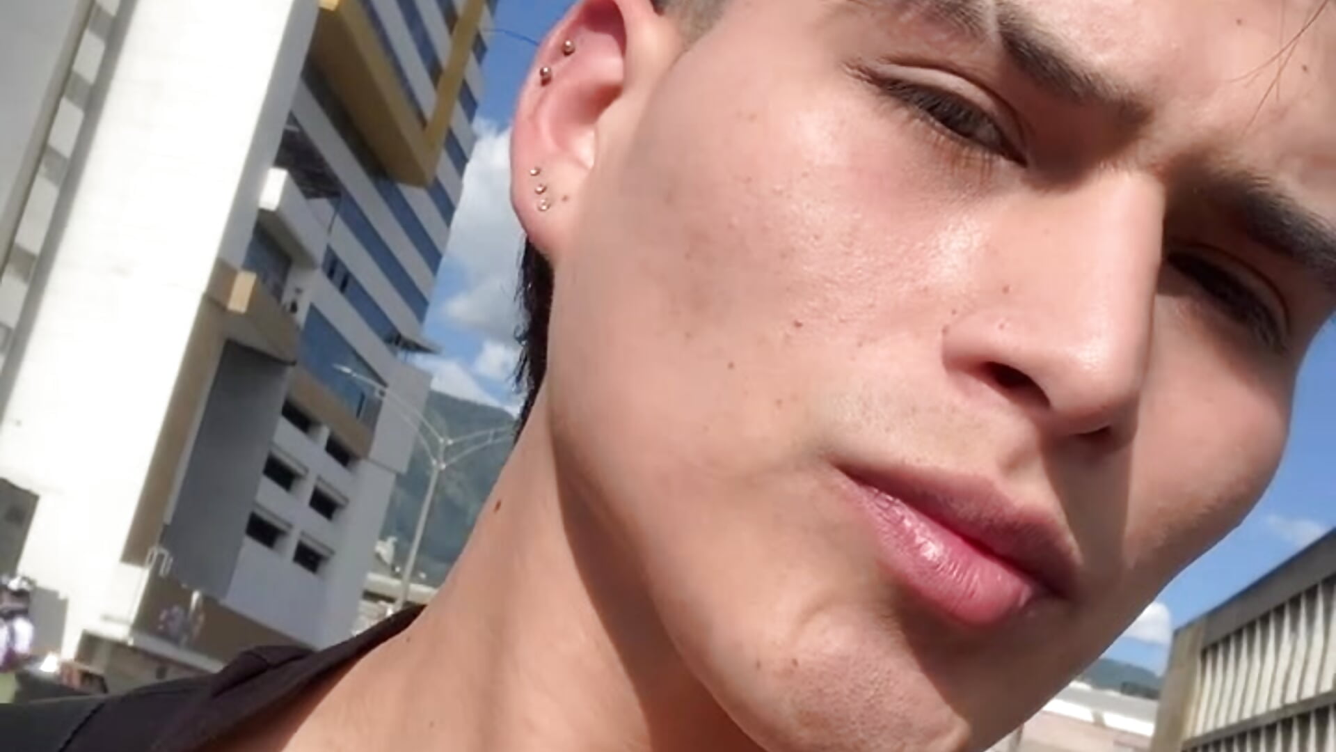 OKAY, LET'S START IN PUBLIC🫢🥵😉 - MaxxxSteil 캠 모델의 동영상