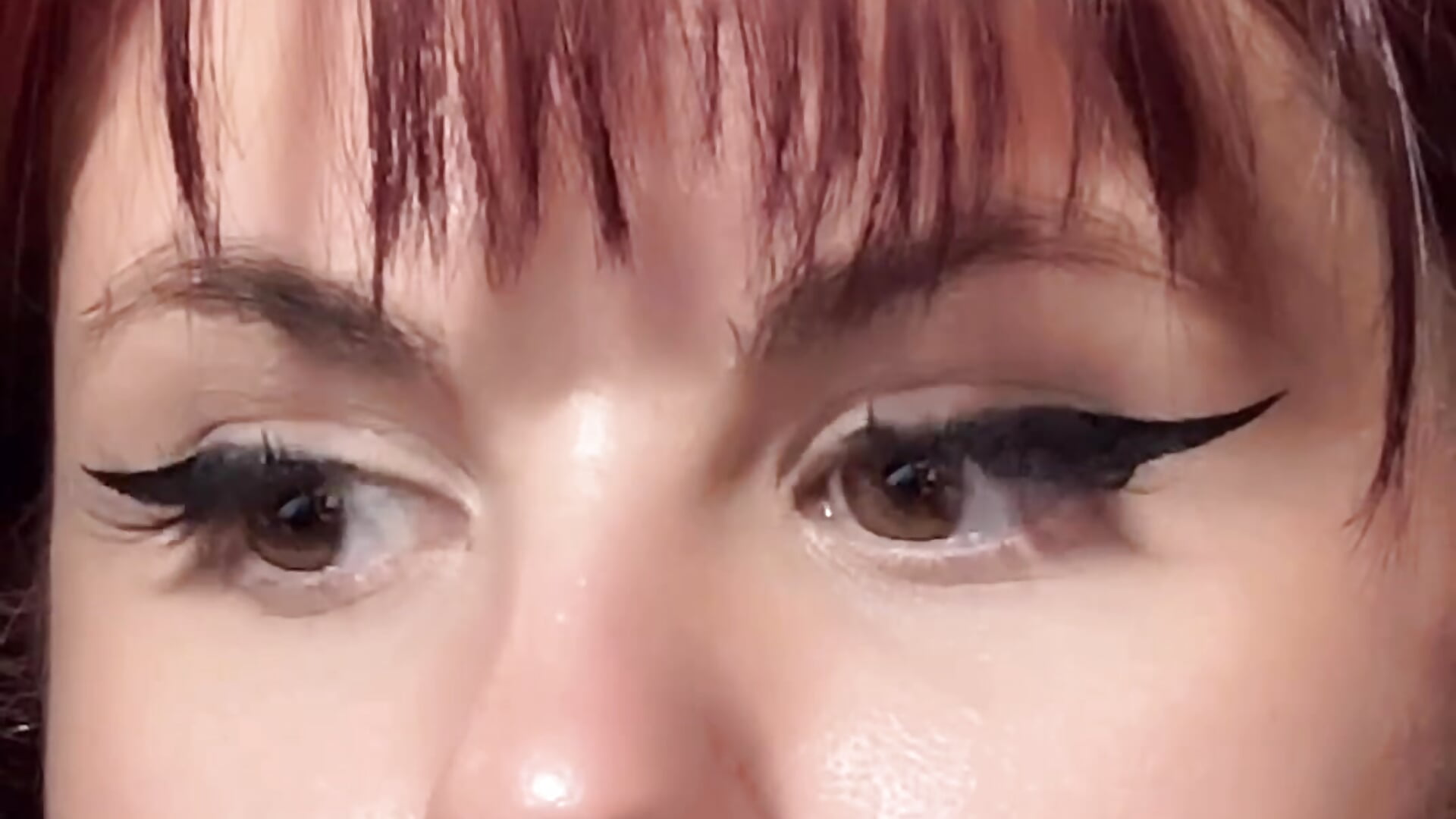 Look at my eyes - video by Della_Ideal cam model
