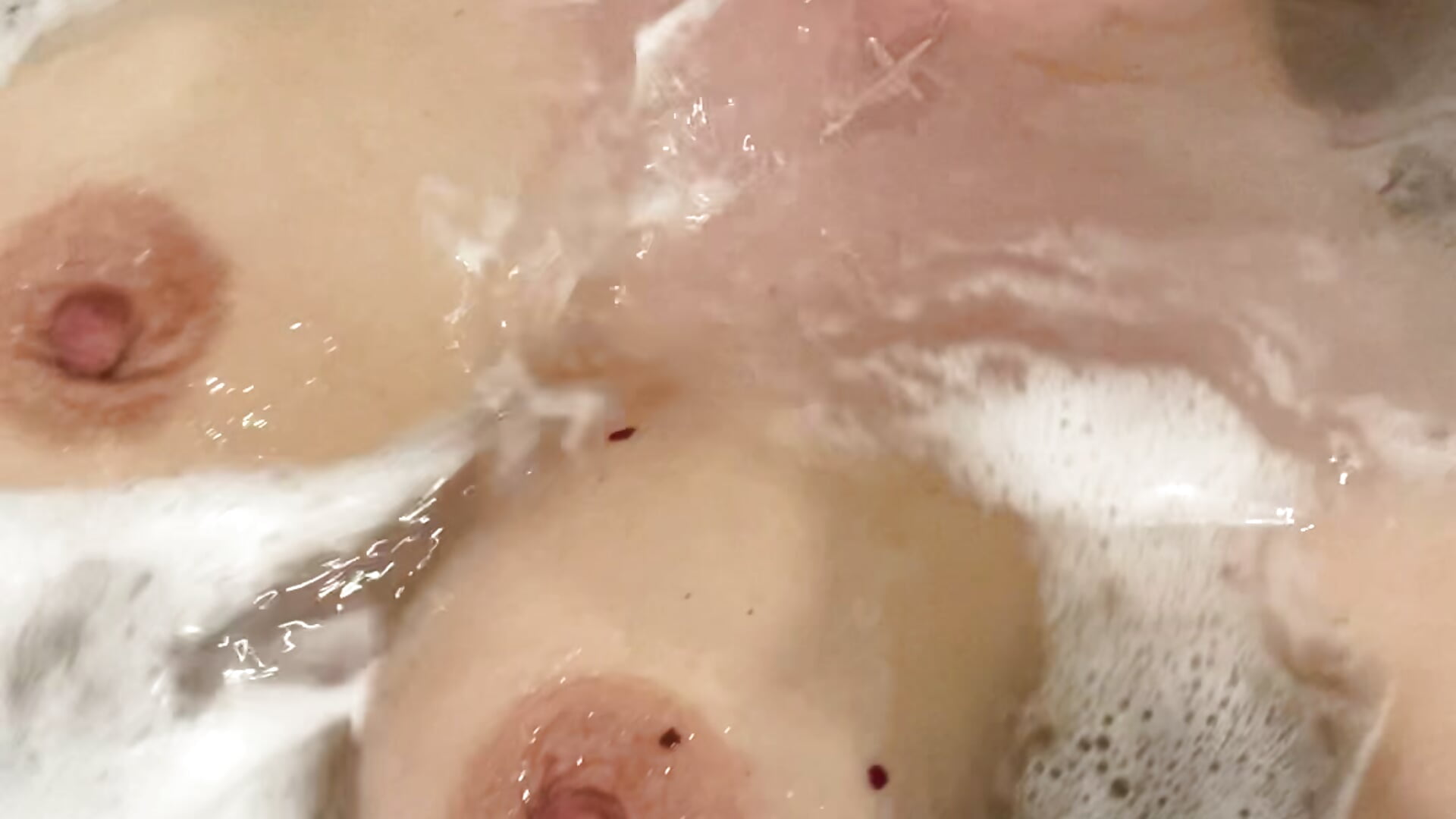 Tits in the bath - video by xAliceGoldx cam model