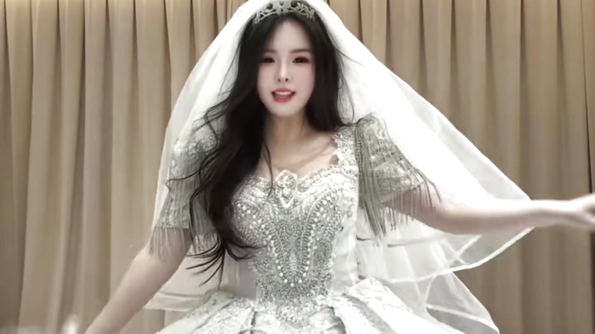 穿婚纱的汐 - video by xixiya888 cam model