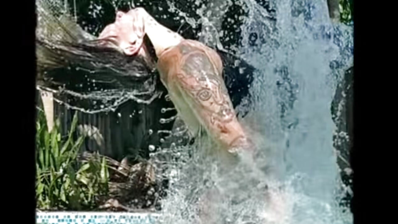 Cannonballs! Silly stuff for my TikTok @marlaskribbles - video di NaughtyLittleVeteran