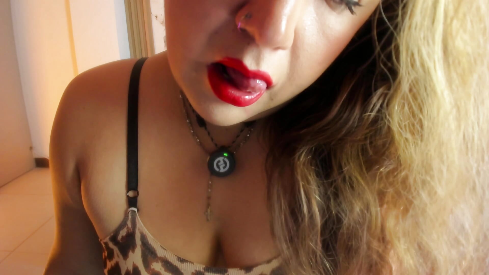 Kiss you 🥵 - vidéo du modèle de showcams MontserratMarie