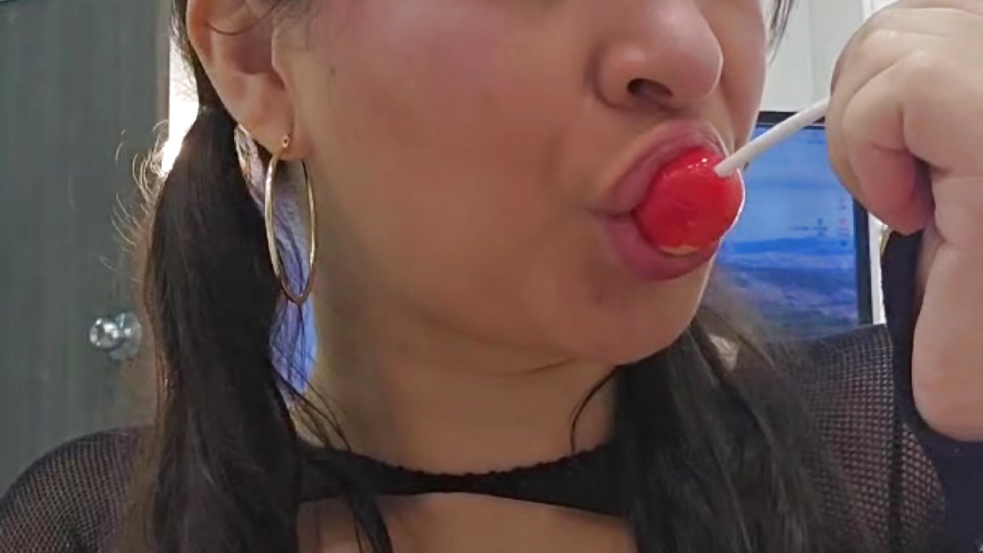 Naughty way to enjoy a lollypop 🍭 - video by Valeriagomez_ cam model