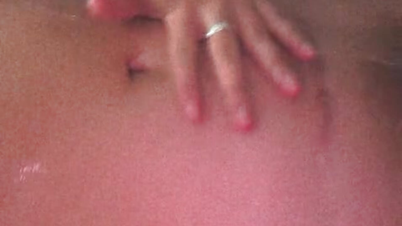 water running down my hairy pussy – video od webkamerové modelky Emily_Warren_