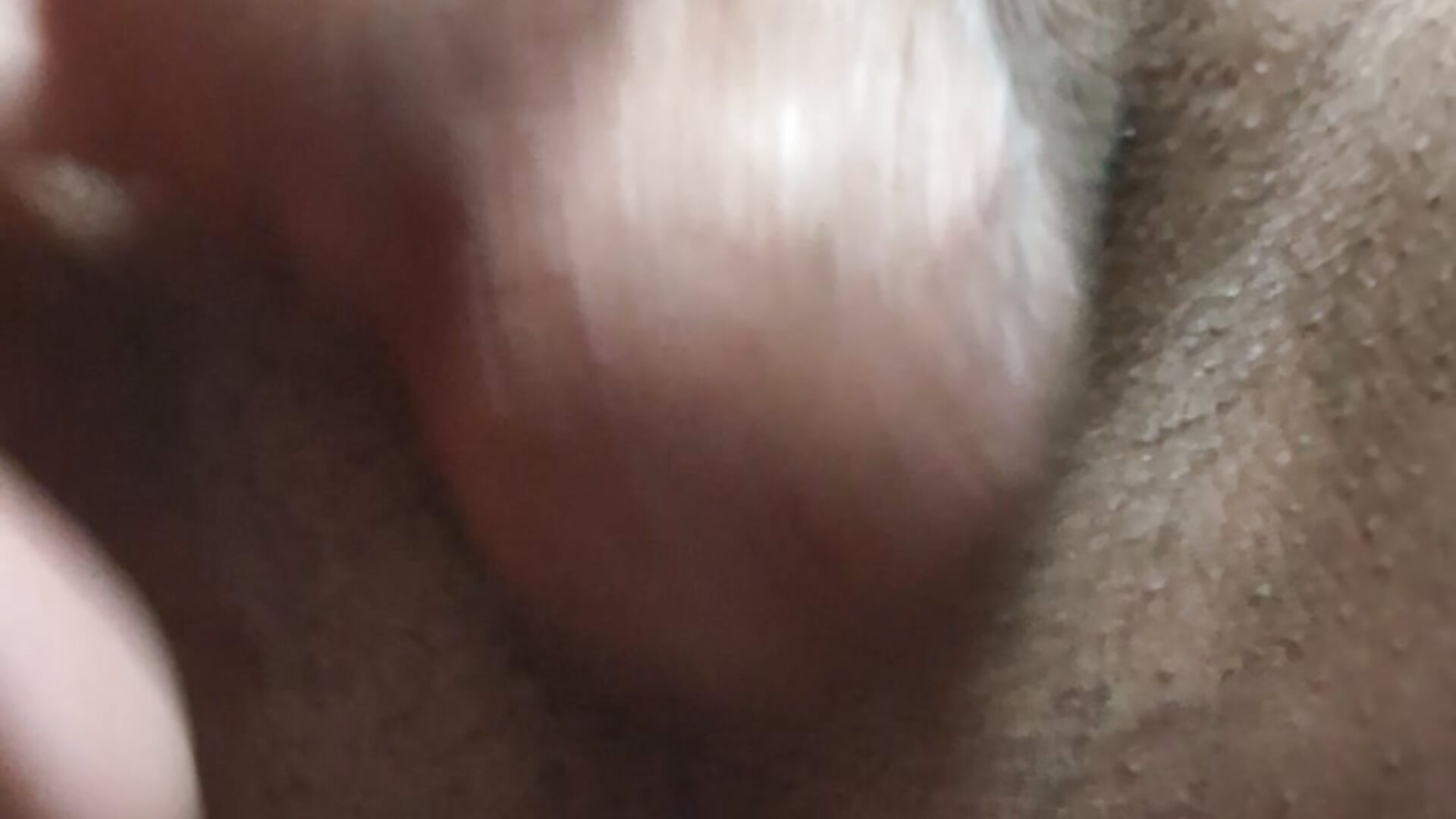 股間を弄りまくる