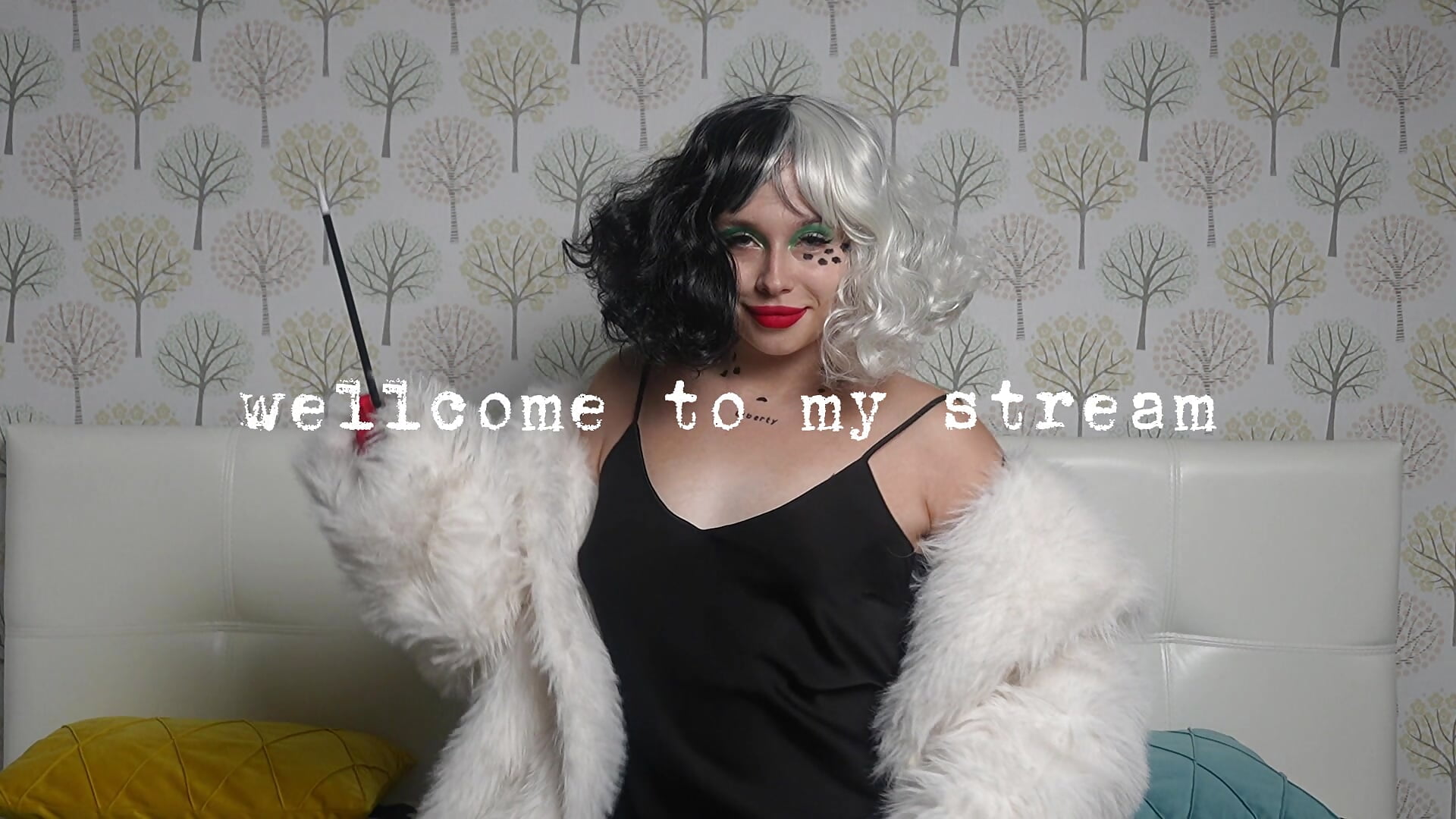 Cruella cosplay - video by ElliSweetTease cam model