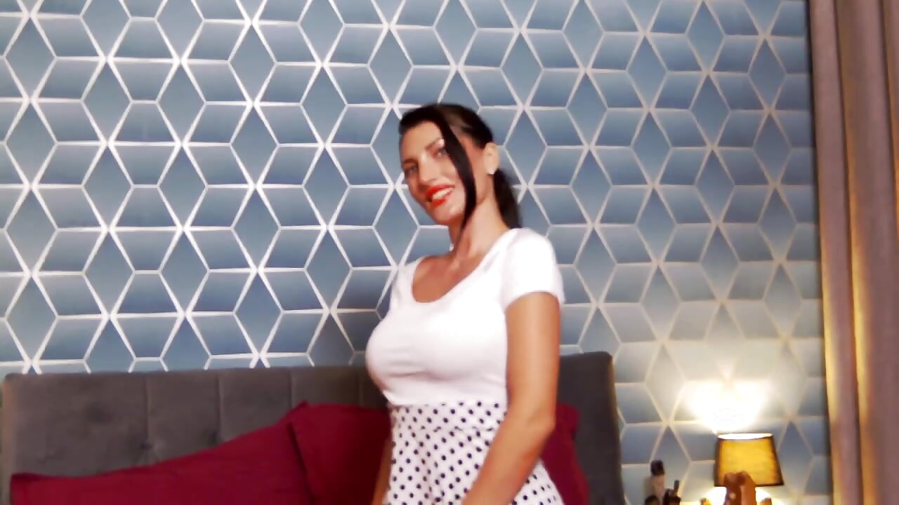 Hot and playfull - video by zoeylarkens cam model