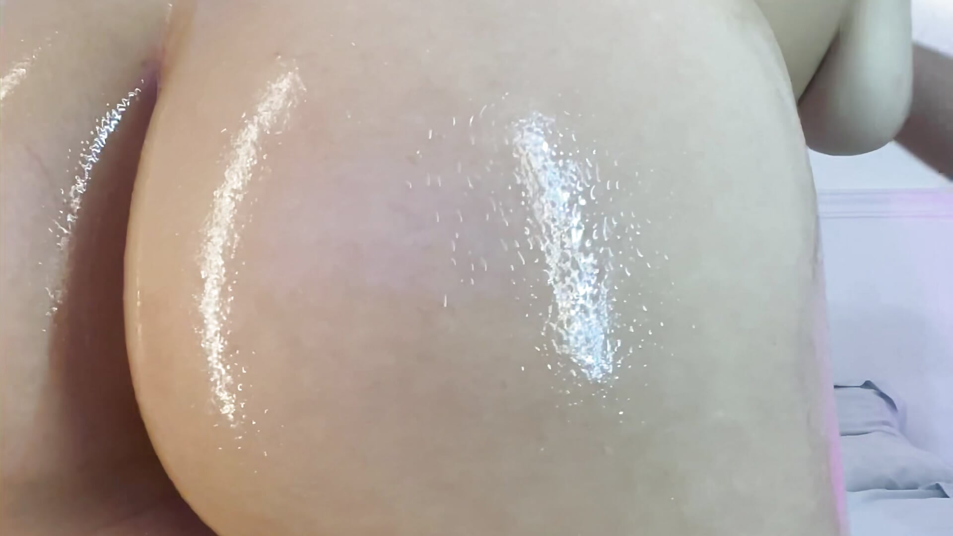 Oiled & Exposed 🥵 - video oleh model kamera Haily_b