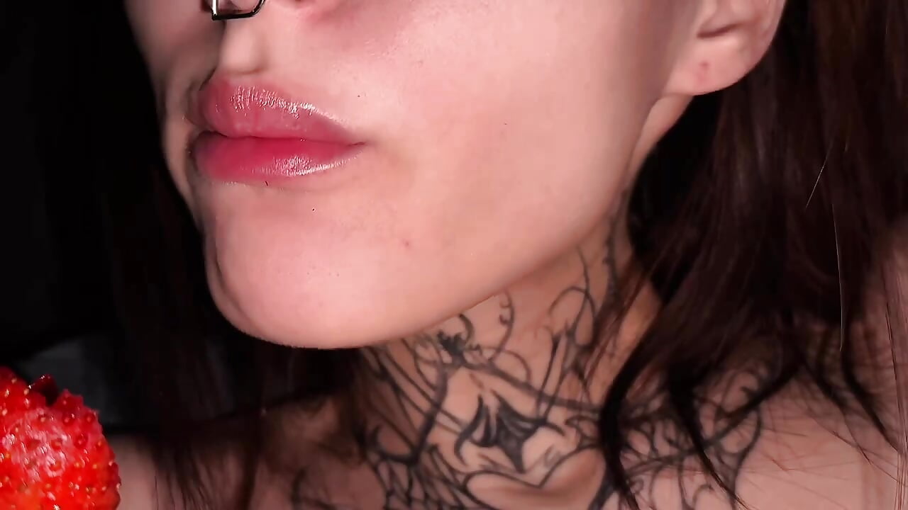 ASMR with strawberries and cream for you - video của người mẫu cam Selena_Sharp