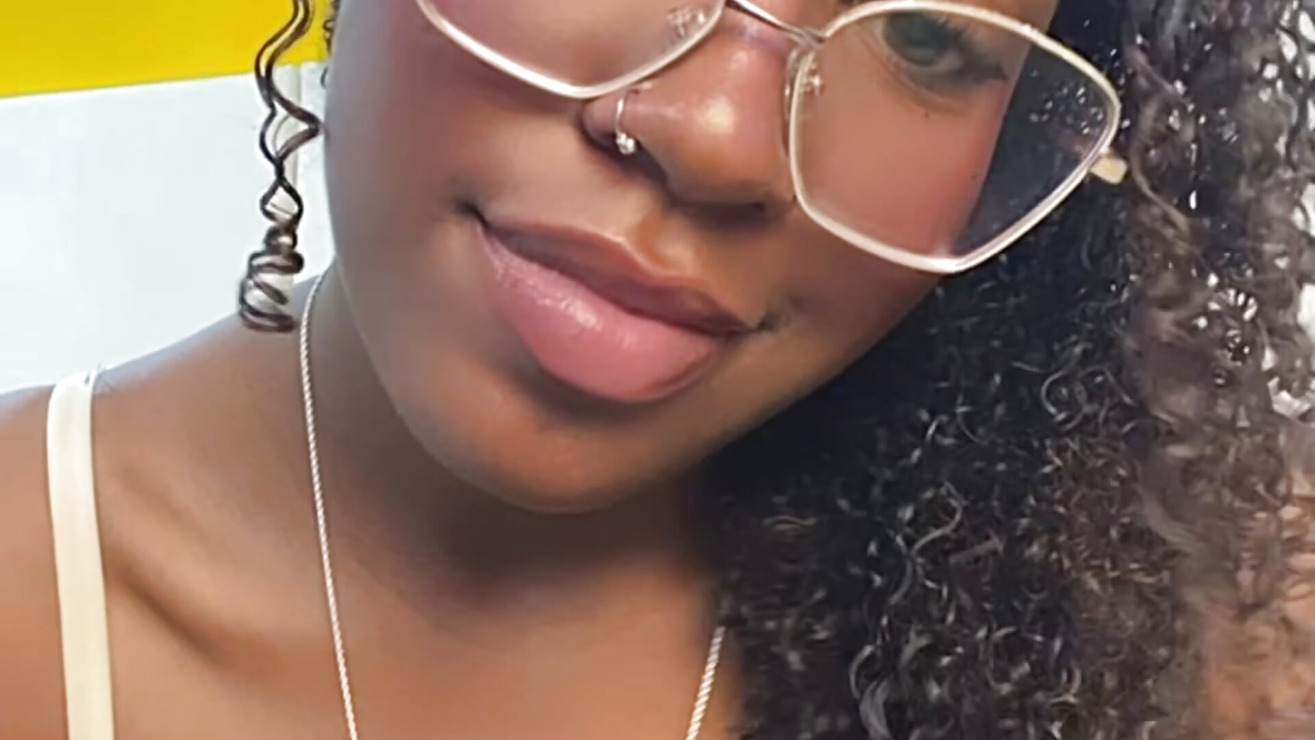 Sweet kisses😚🩷 - video by Qeen_blackk cam model