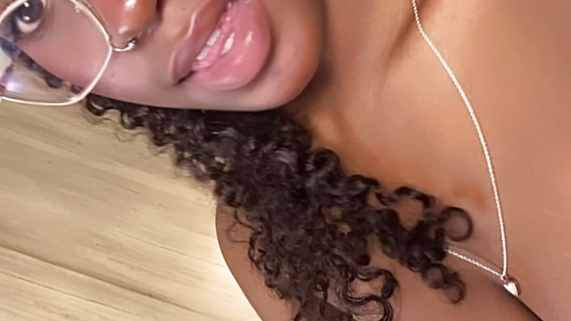 I hope you had a happy weekend and have a warm Monday! 🩷🥰 - Video von Qeen_blackk Cam-Model