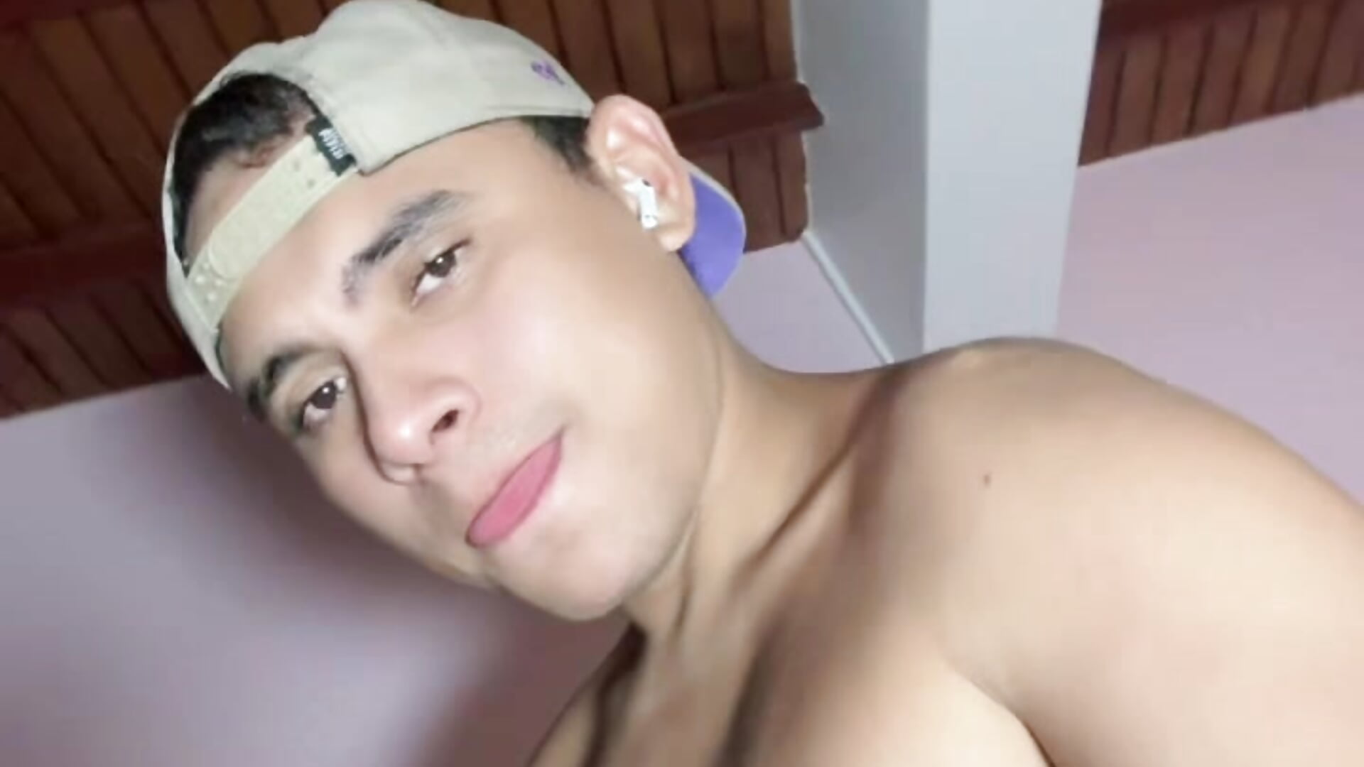 BORED IN MY ROOM🥴 - فيديو من lucas-storm موديل الكام