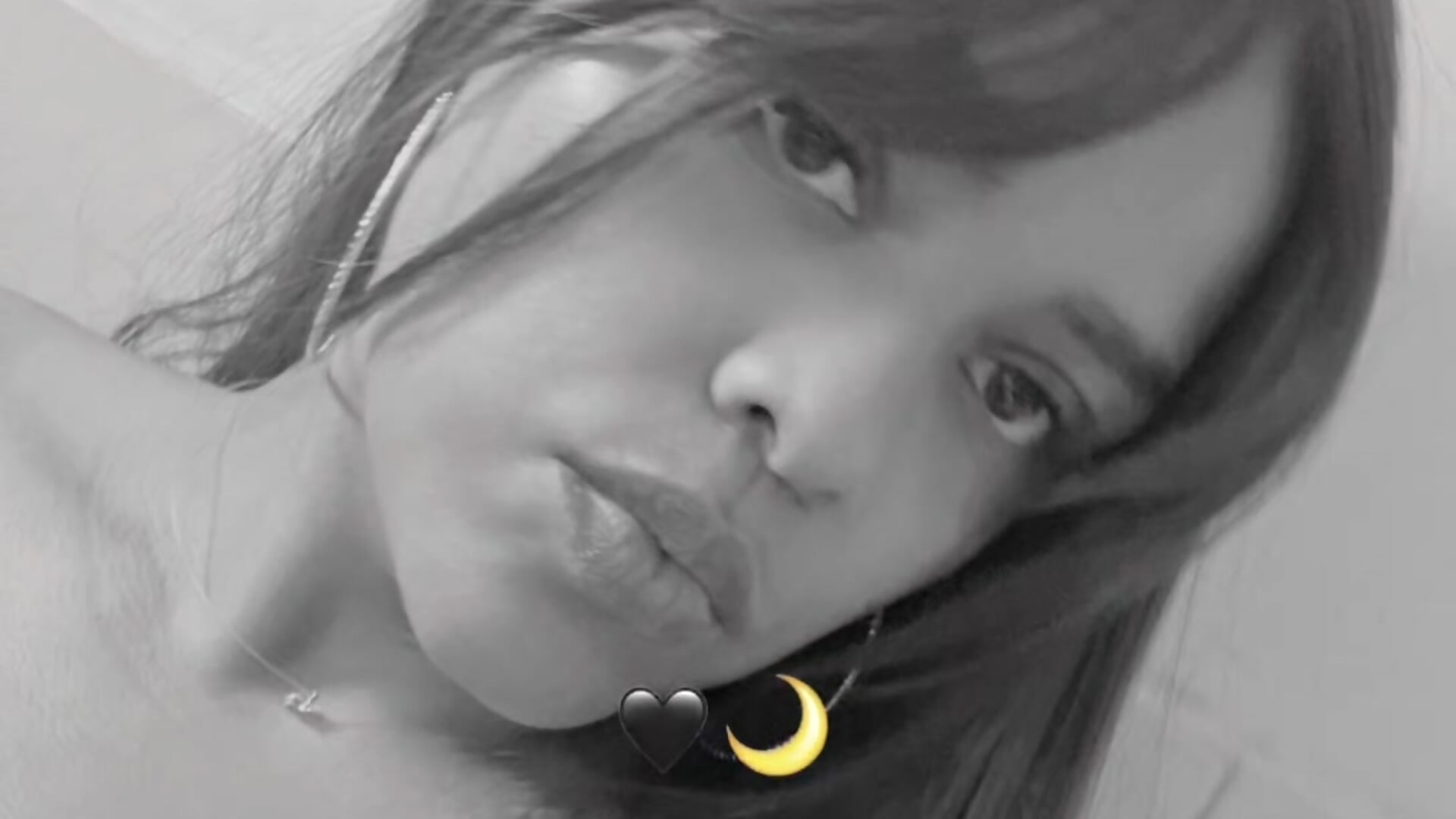 Goodnight guys, don't forget I'll be back here tomorrow 😘 – video od webkamerové modelky corinastonee