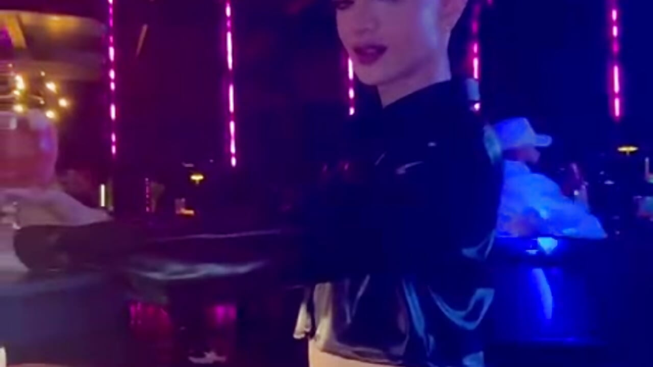 Cocktails and good music, do you dare to join me?🍸🎶 - clip cu Dylan_Turnerr model videochat