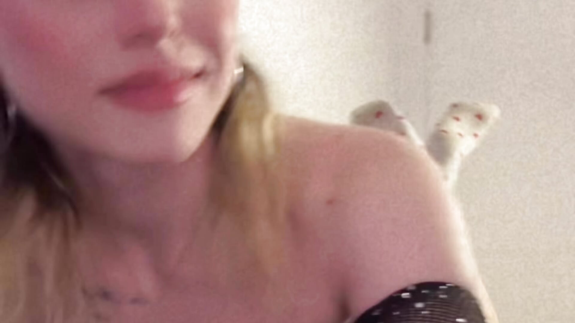 video-17-05-25-08-22– EmelyMason kameramodell videója