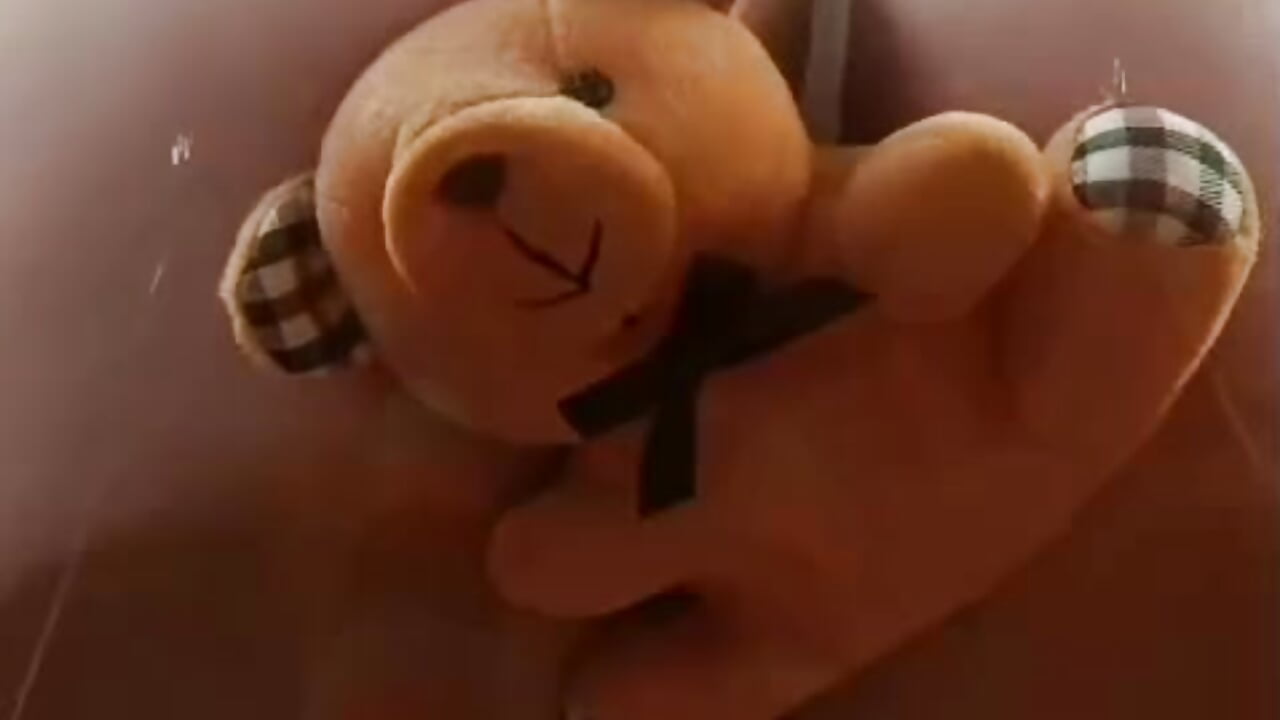 My teddy likes being squished too much 🧸🍑 - video của người mẫu cam SaritaBratz
