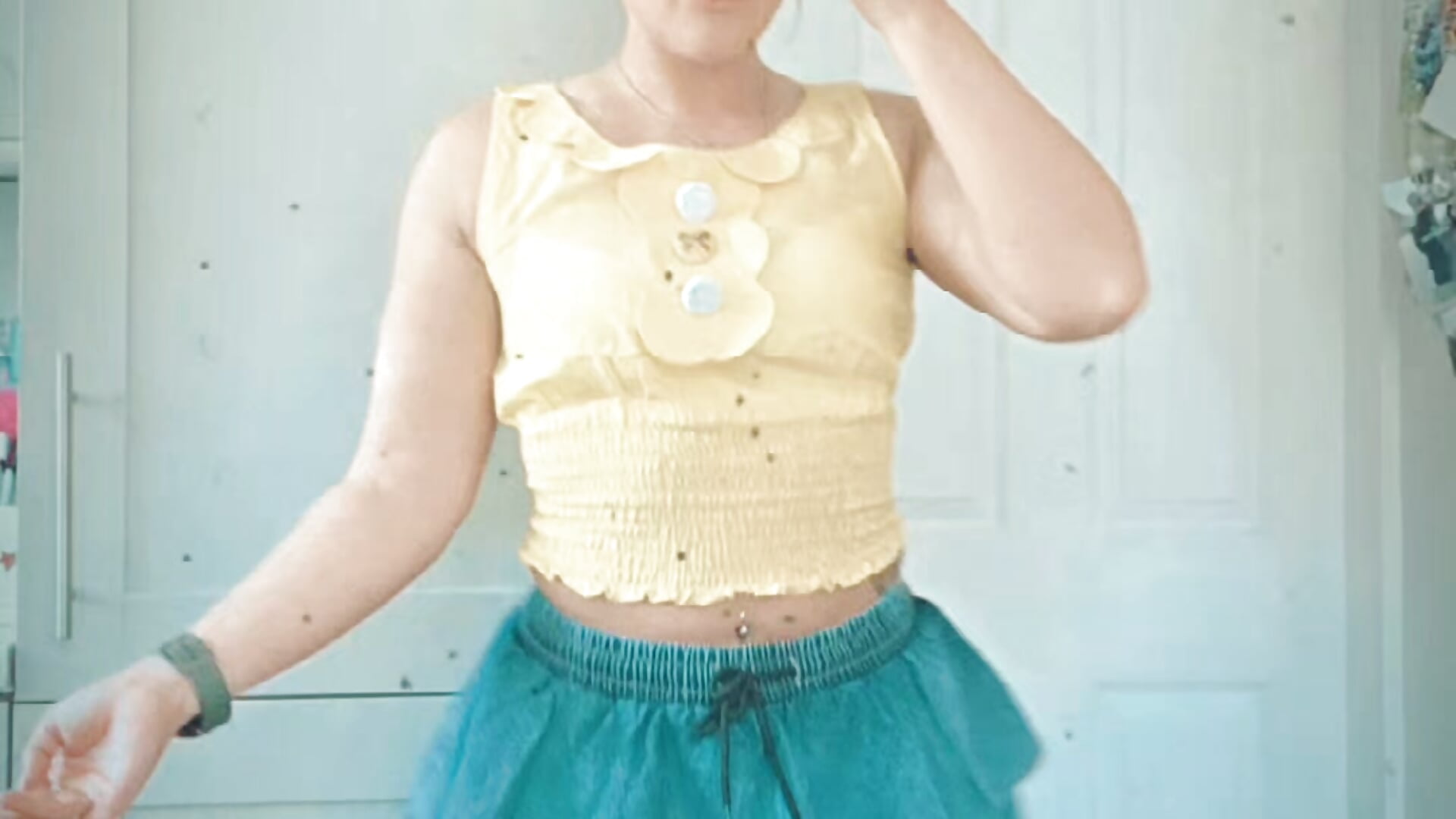 Sun out bum out ☀️💛😉 - video by Pleasing-Chloe49 cam model