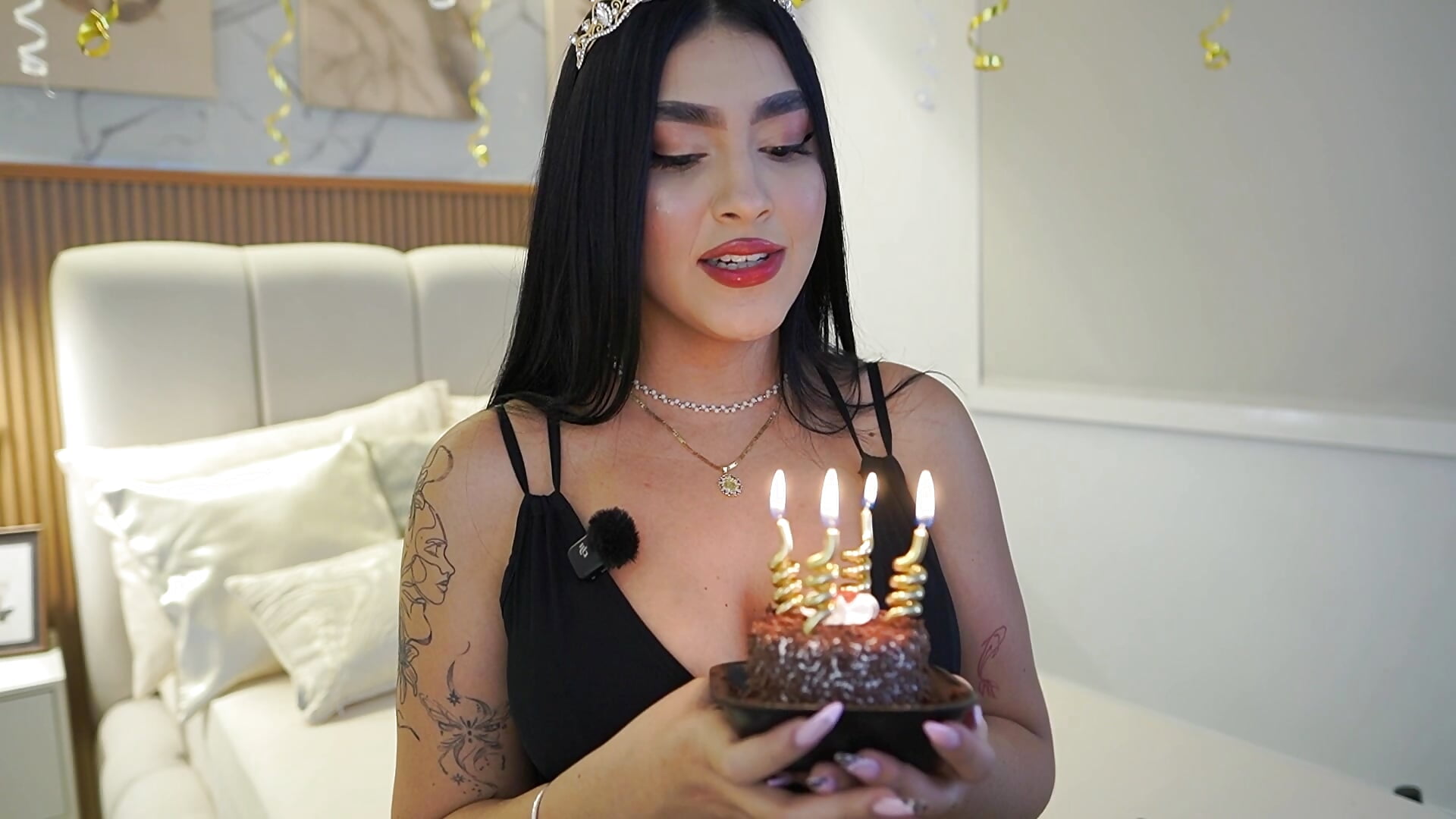 Wishing for thousands of happy birthdays like this one. 🌟🎂🎁 - فيديو من JulesBenett موديل الكام
