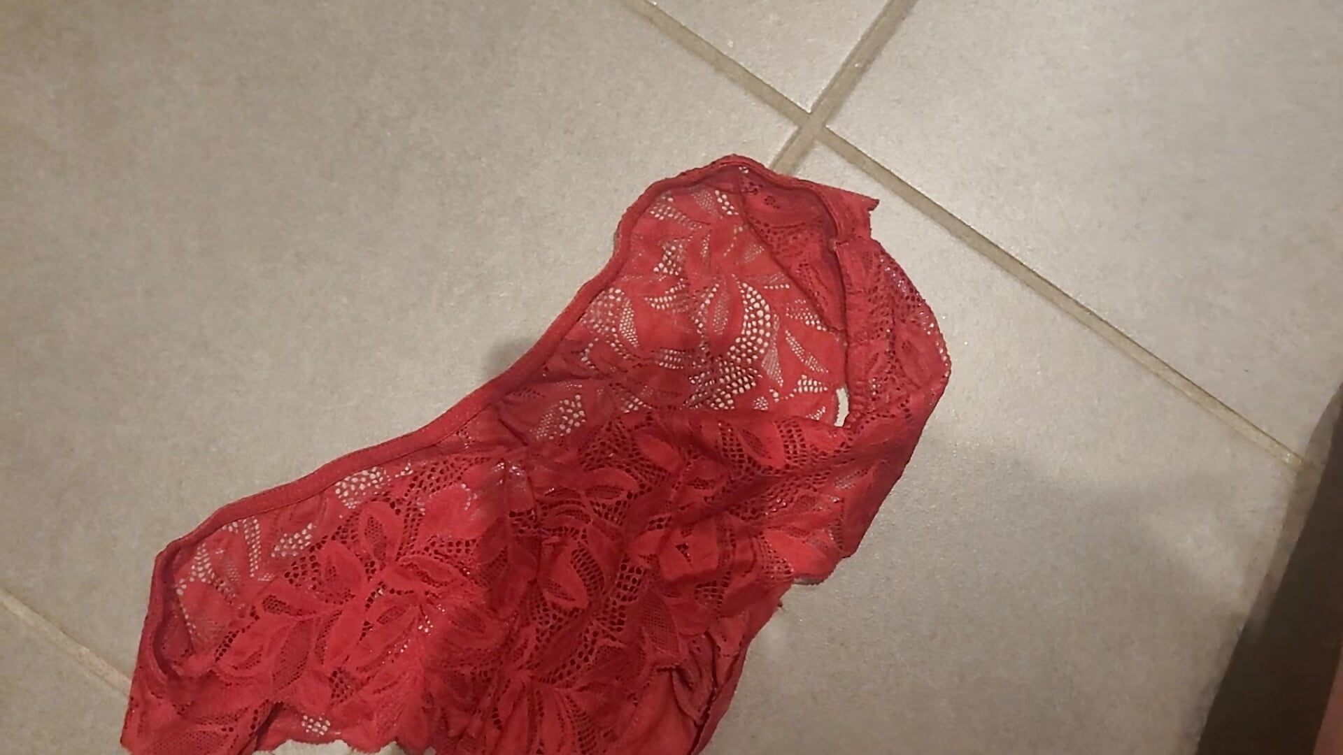 Je me branle dans culotte de ma femme