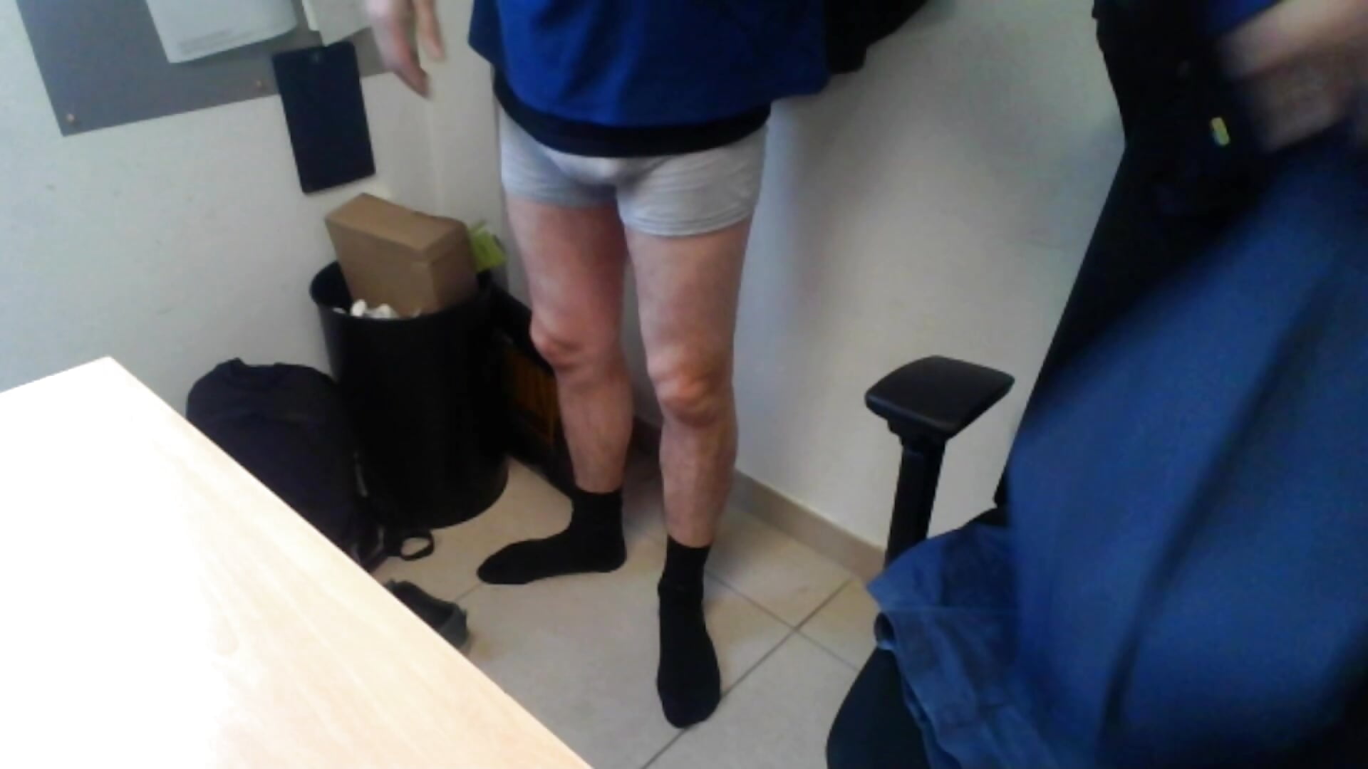 Je me change pour travailler dans l'atelier... belle vision (chaussettes, fesses, queue.... ;) – видео вебкам-модели GabSolo-51