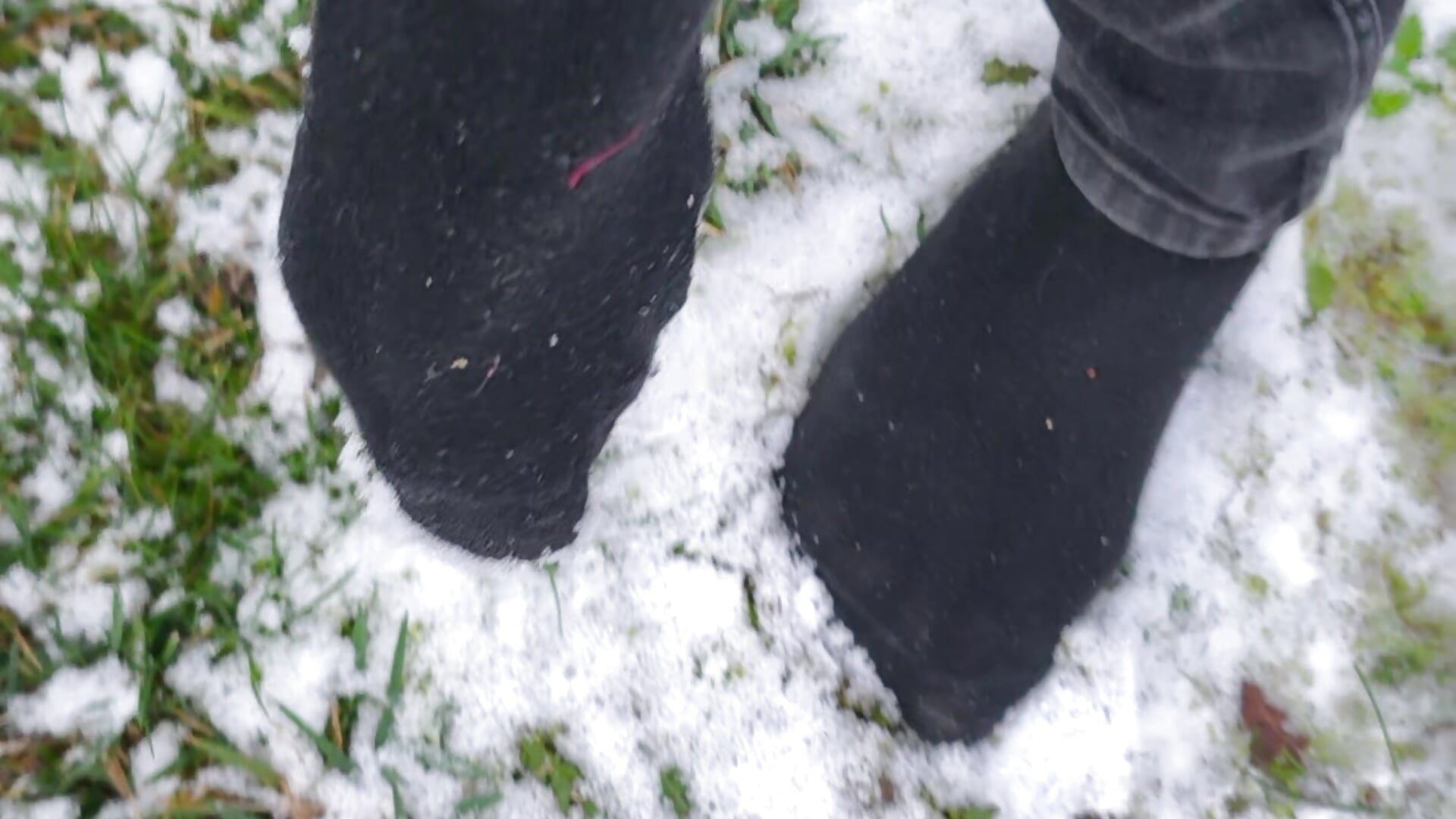 Je marche en socquettes dans la neige, et je les retire pour sentir la fraicheur sous mes pieds