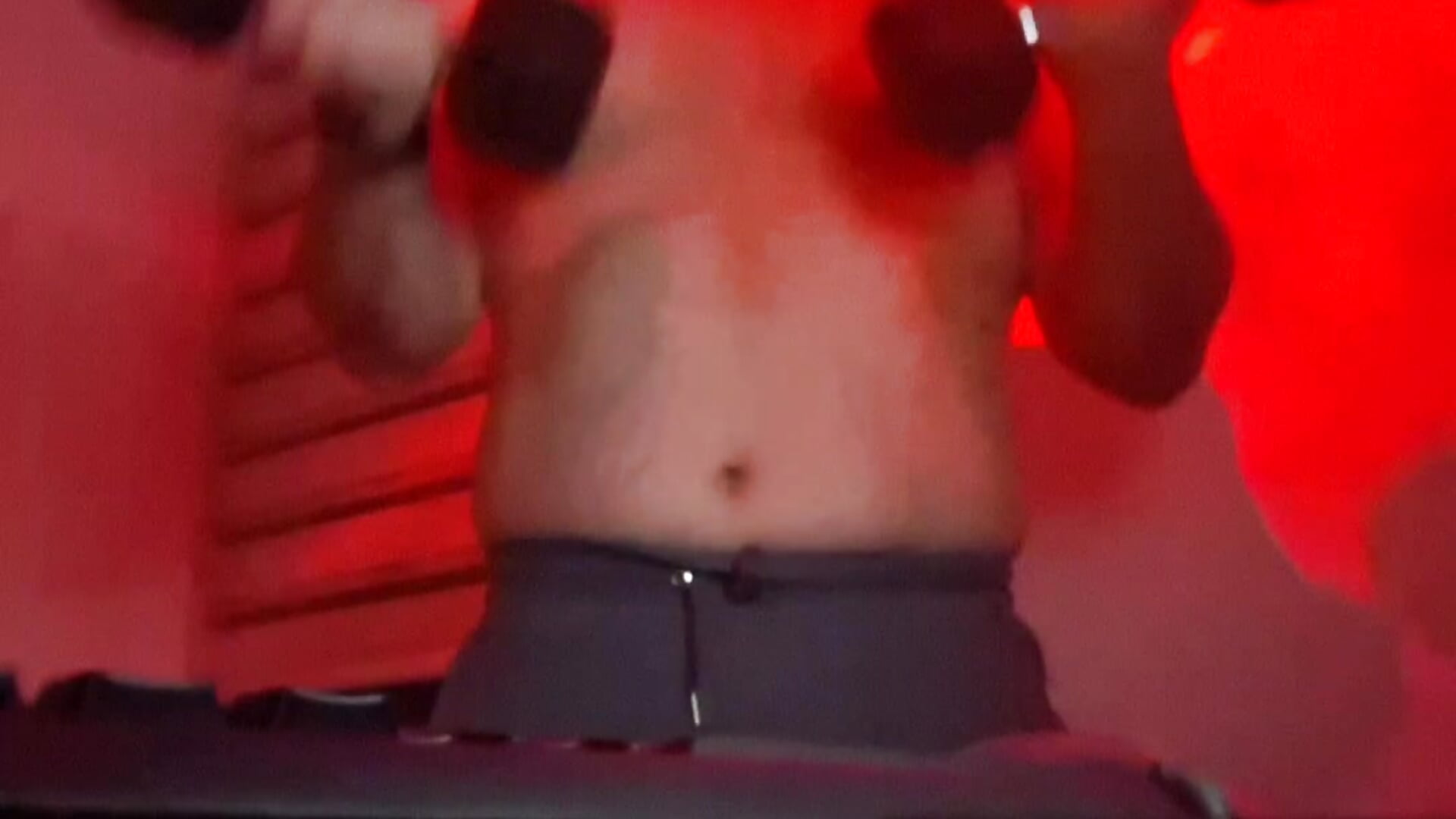 Trabajando los brazos 💪🏻 - video by Edmund98 cam model